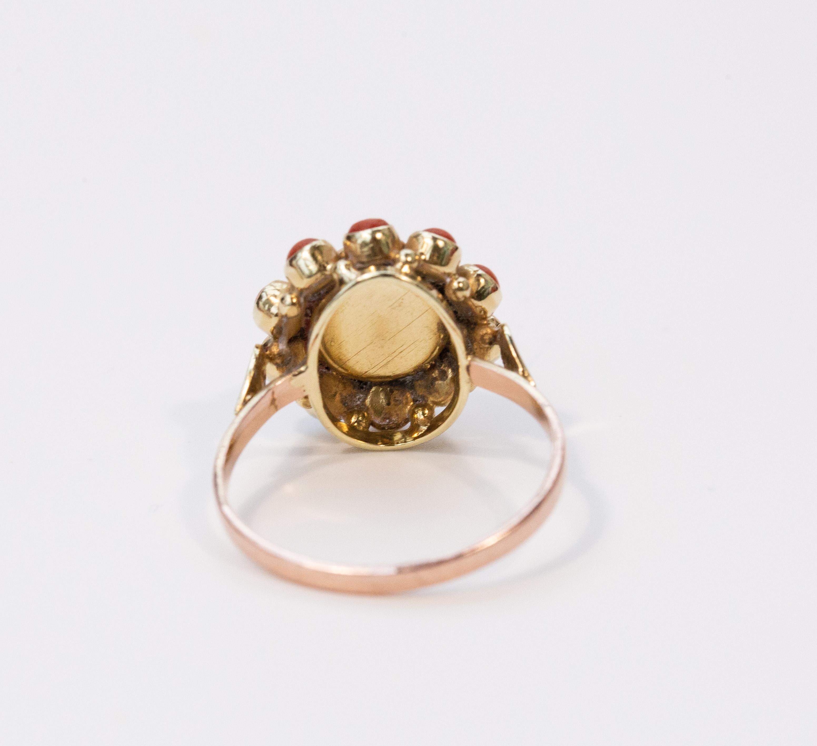 Vintage-Cluster-Ring aus 14 Karat Gold mit roter Koralle für Damen oder Herren im Angebot