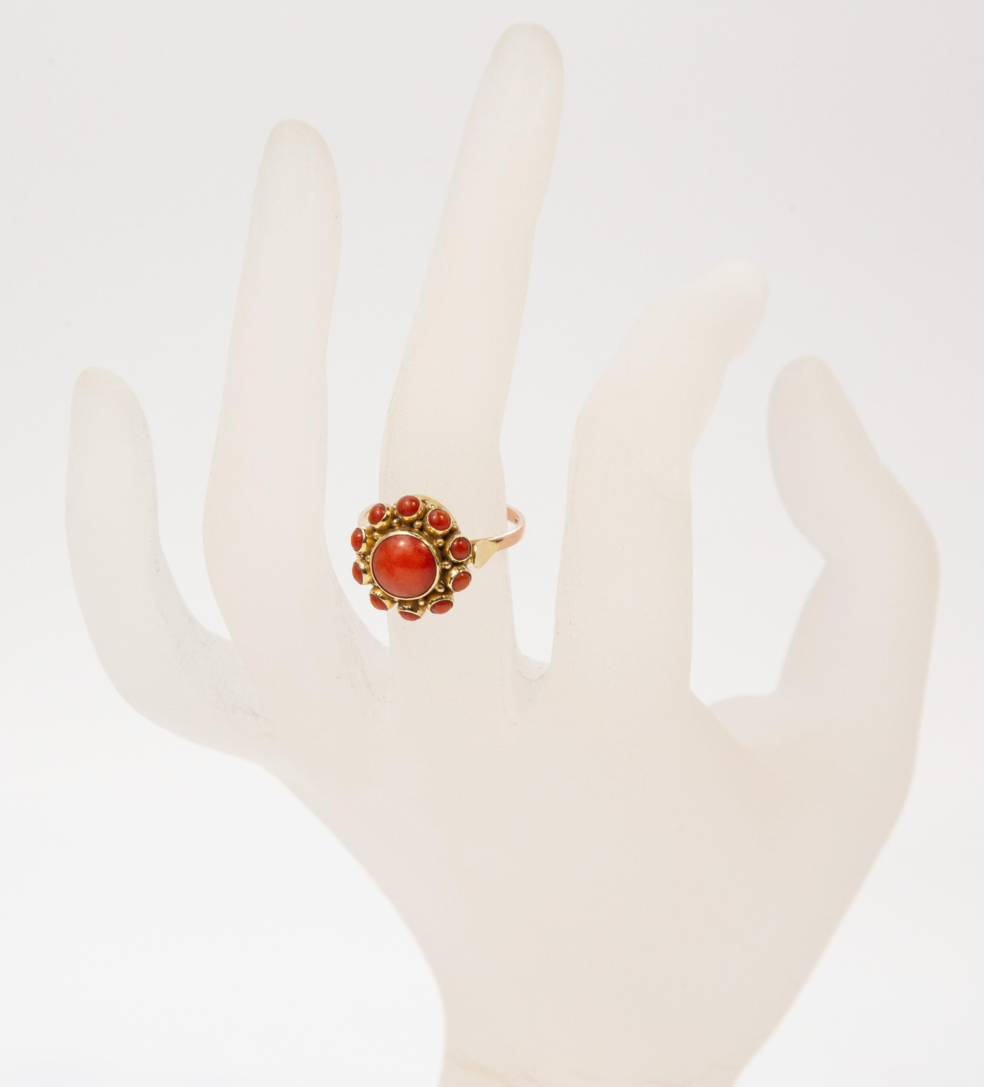 Vintage-Cluster-Ring aus 14 Karat Gold mit roter Koralle im Angebot 2