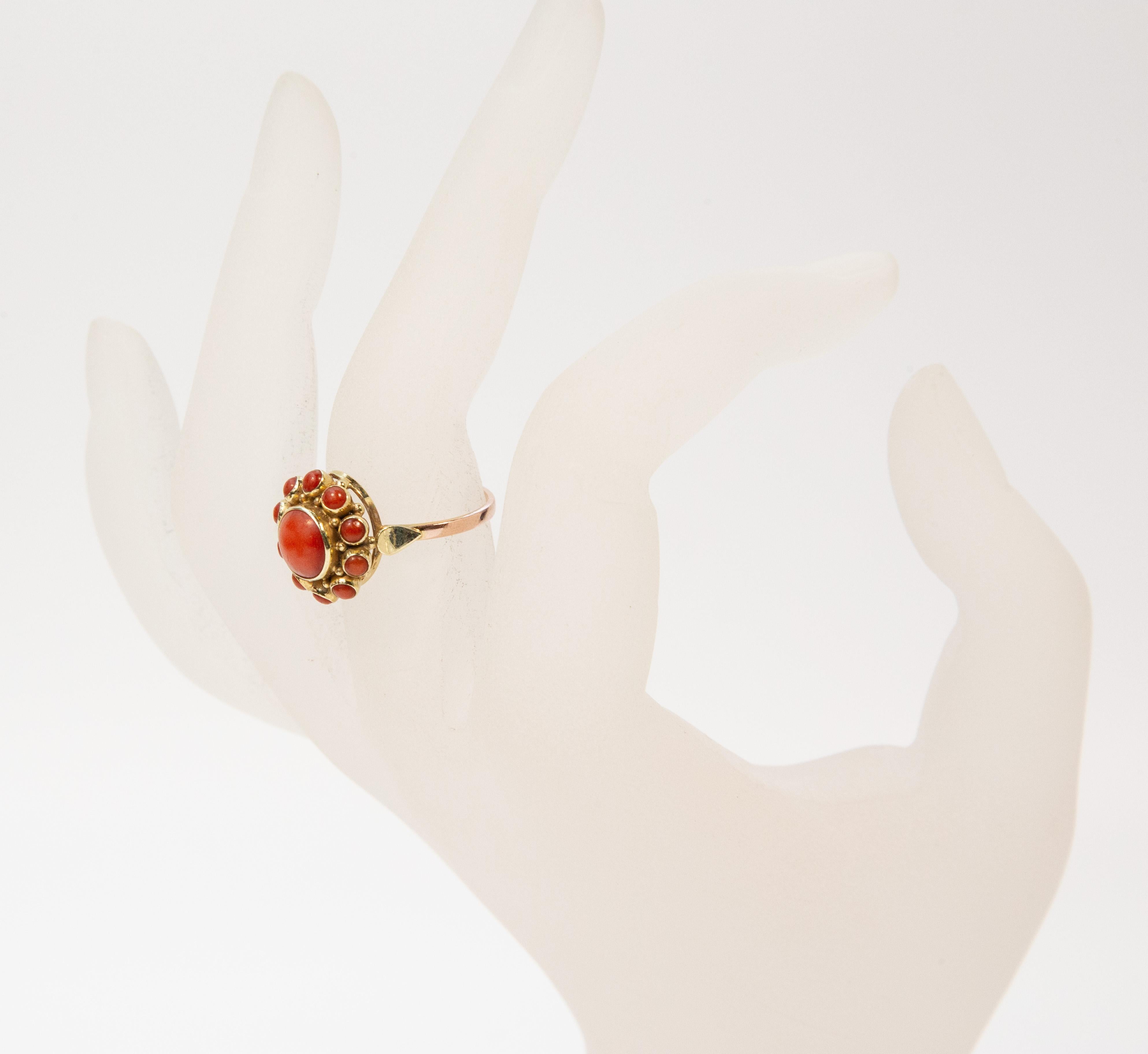Vintage-Cluster-Ring aus 14 Karat Gold mit roter Koralle im Angebot 3