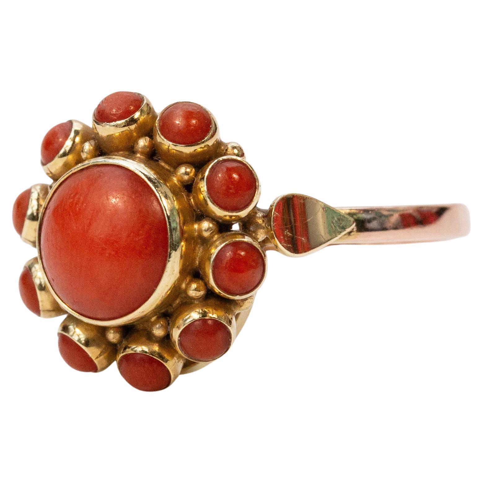 Vintage-Cluster-Ring aus 14 Karat Gold mit roter Koralle im Angebot