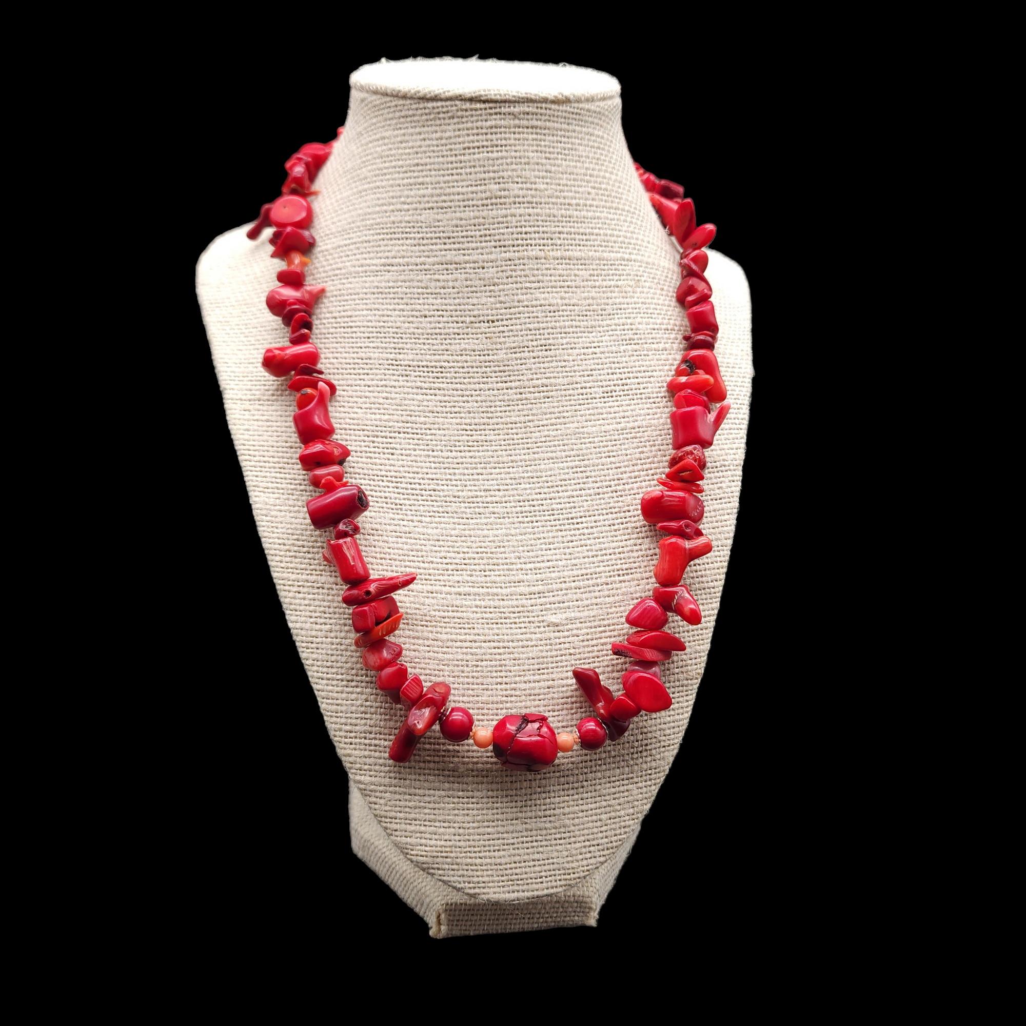 Verleihen Sie Ihrem Outfit einen Hauch von Eleganz und Raffinesse mit dieser atemberaubenden Halskette aus roter Koralle im Vintage-Stil. Diese Halskette besteht aus natürlichen roten Korallen in verschiedenen Formen und Größen, die einen schönen