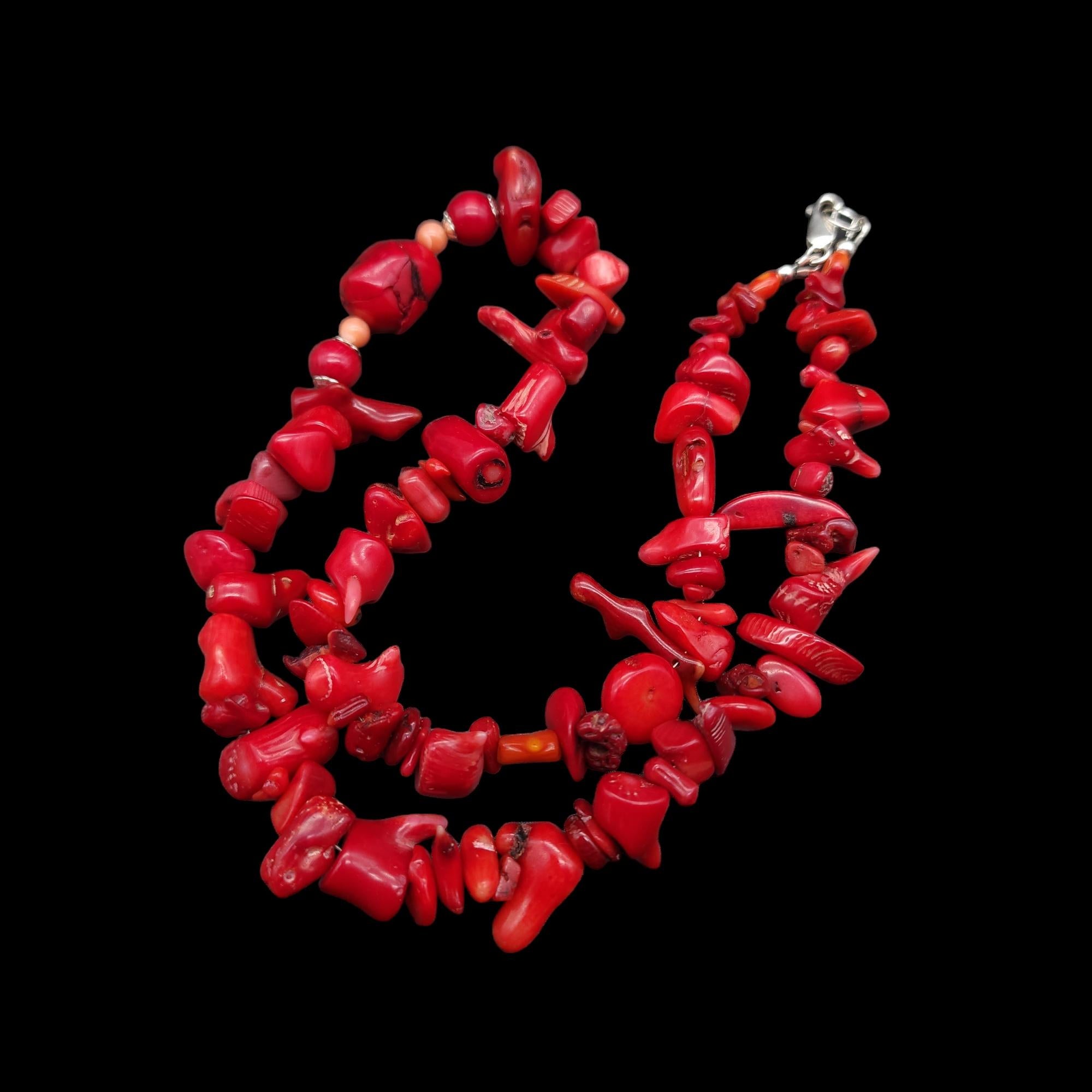 Halskette mit rotem Korallenkragen und dekorativem Verschluss aus Sterlingsilber (Retro) im Angebot