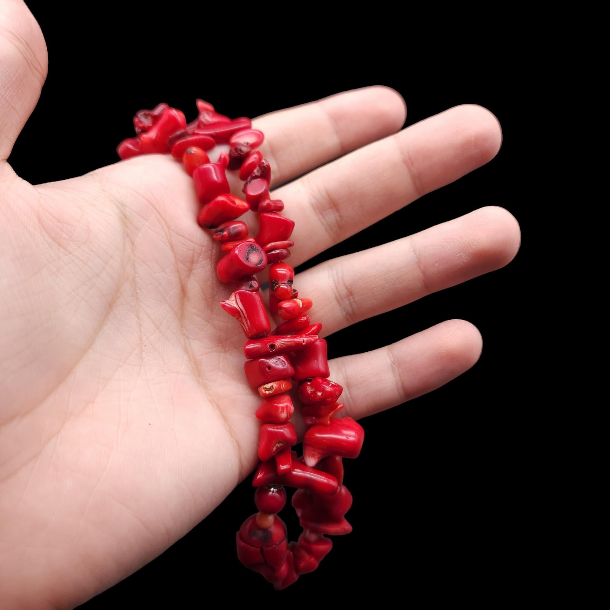 Halskette mit rotem Korallenkragen und dekorativem Verschluss aus Sterlingsilber im Zustand „Hervorragend“ im Angebot in Milford, DE
