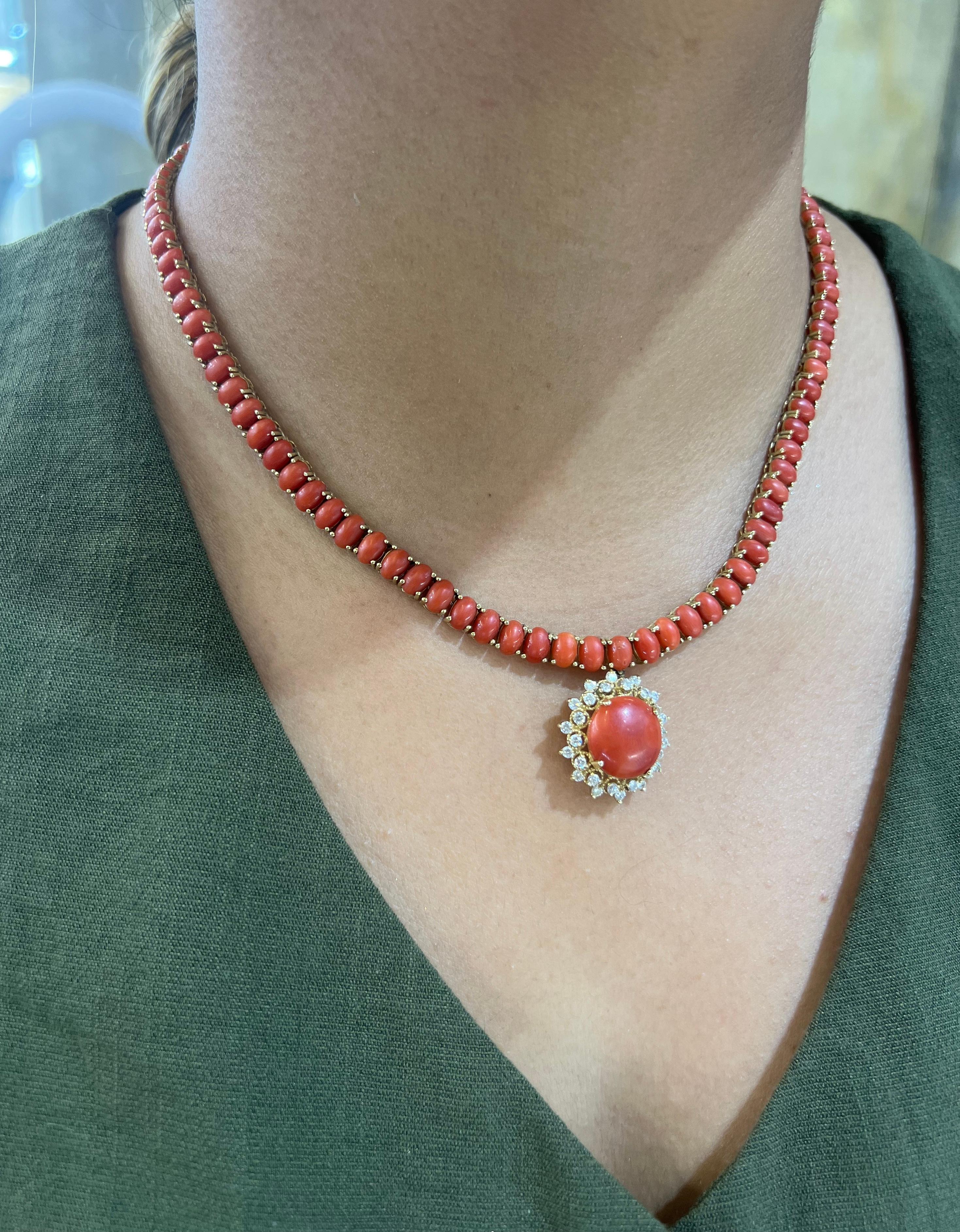 Colgante Collar Vintage Coral Rojo y Diamantes Oro Amarillo 14k en Bueno estado para la venta en MIAMI, FL