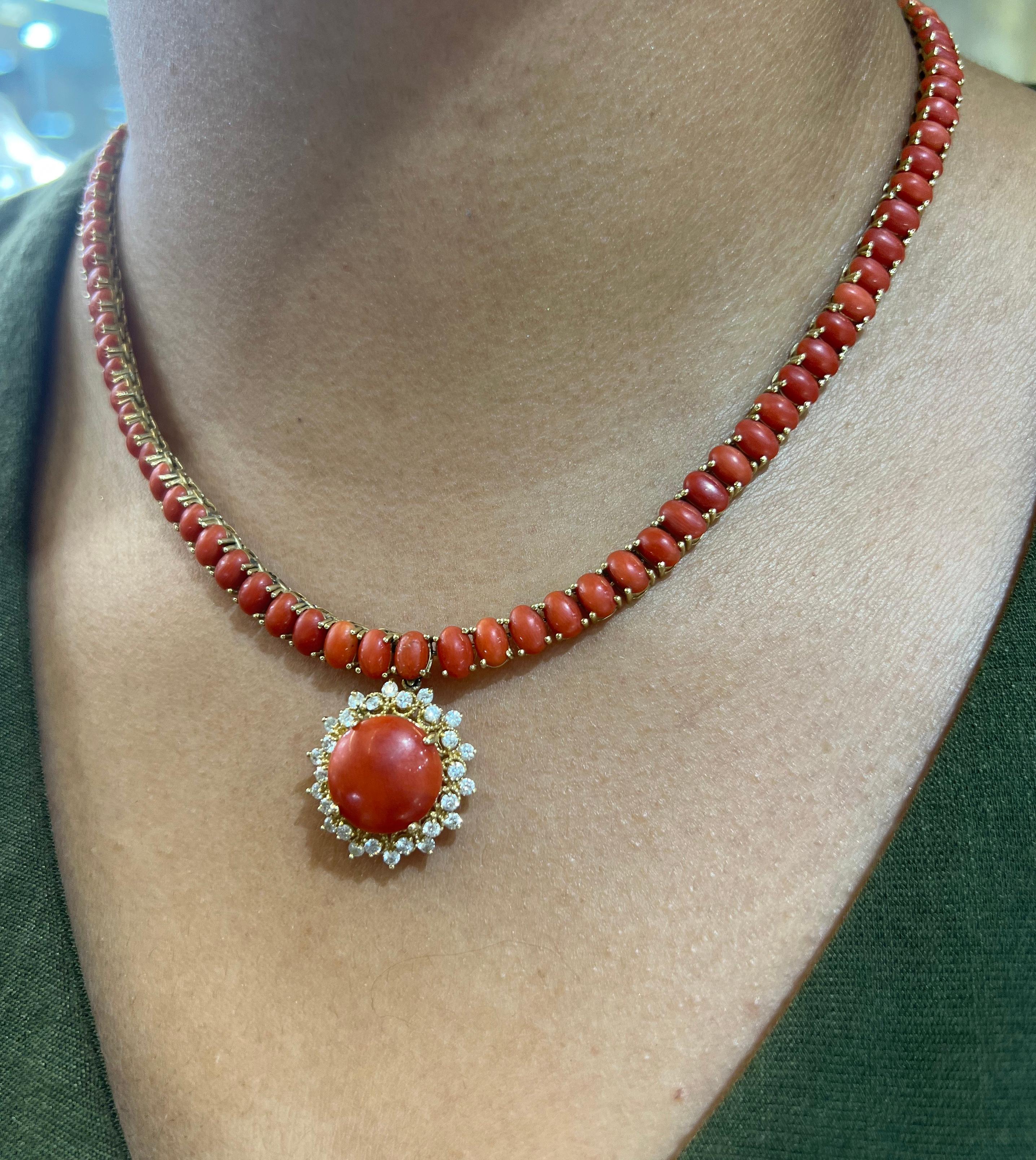 Femenino o masculino Colgante Collar Vintage Coral Rojo y Diamantes Oro Amarillo 14k en venta