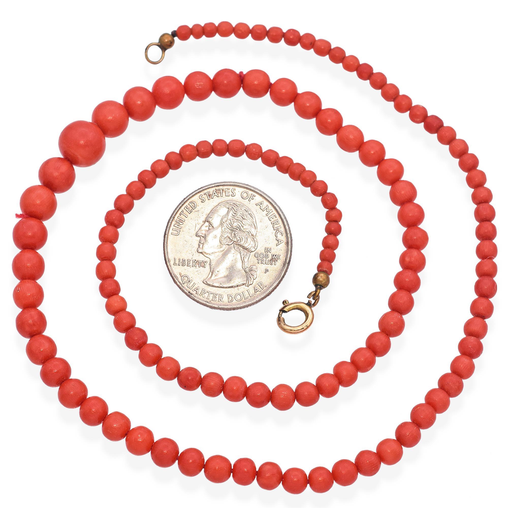 Grezzo Collana di perline graduate di corallo rosso d'epoca con chiusura in oro in vendita