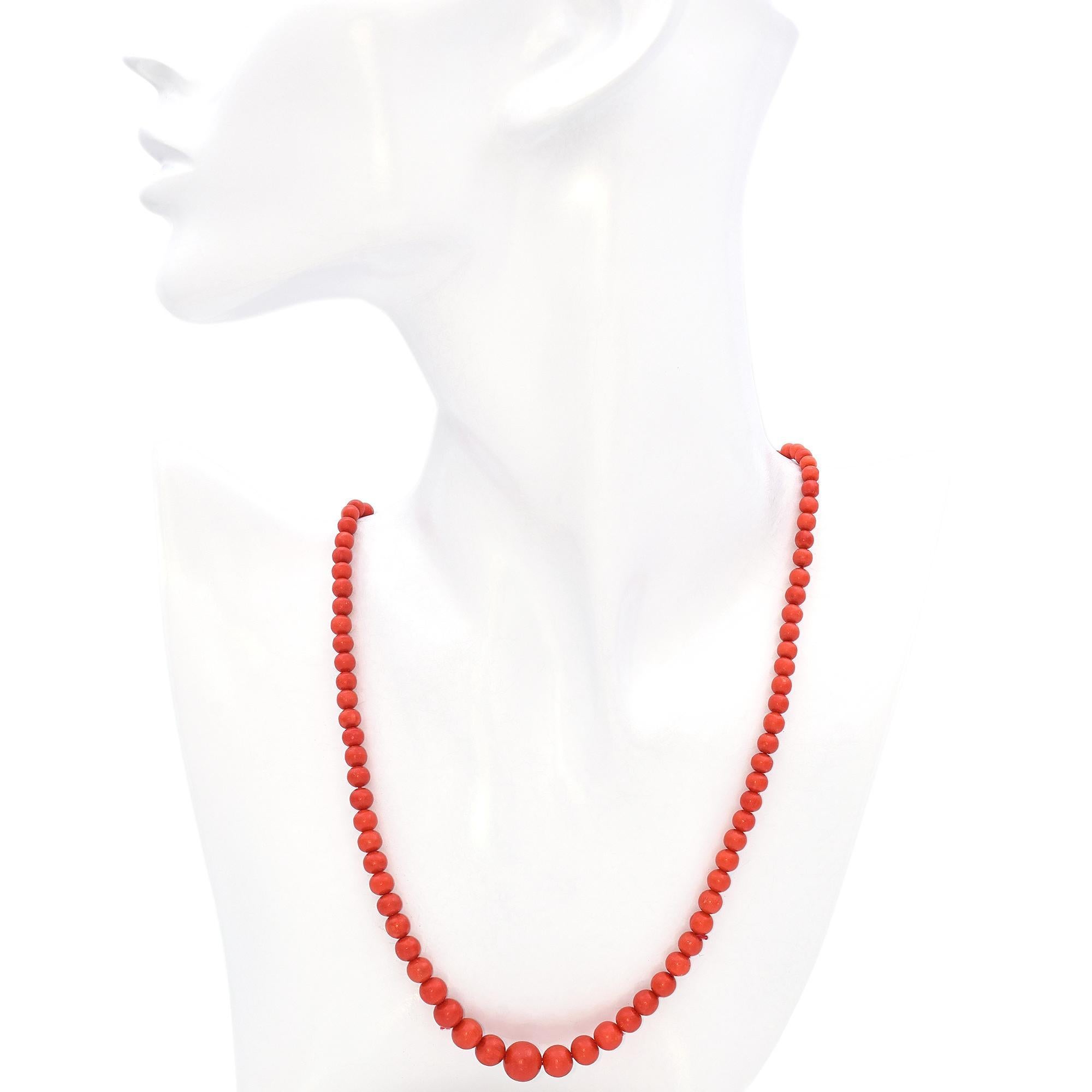 Collana di perline graduate di corallo rosso d'epoca con chiusura in oro In condizioni buone in vendita a New York, NY