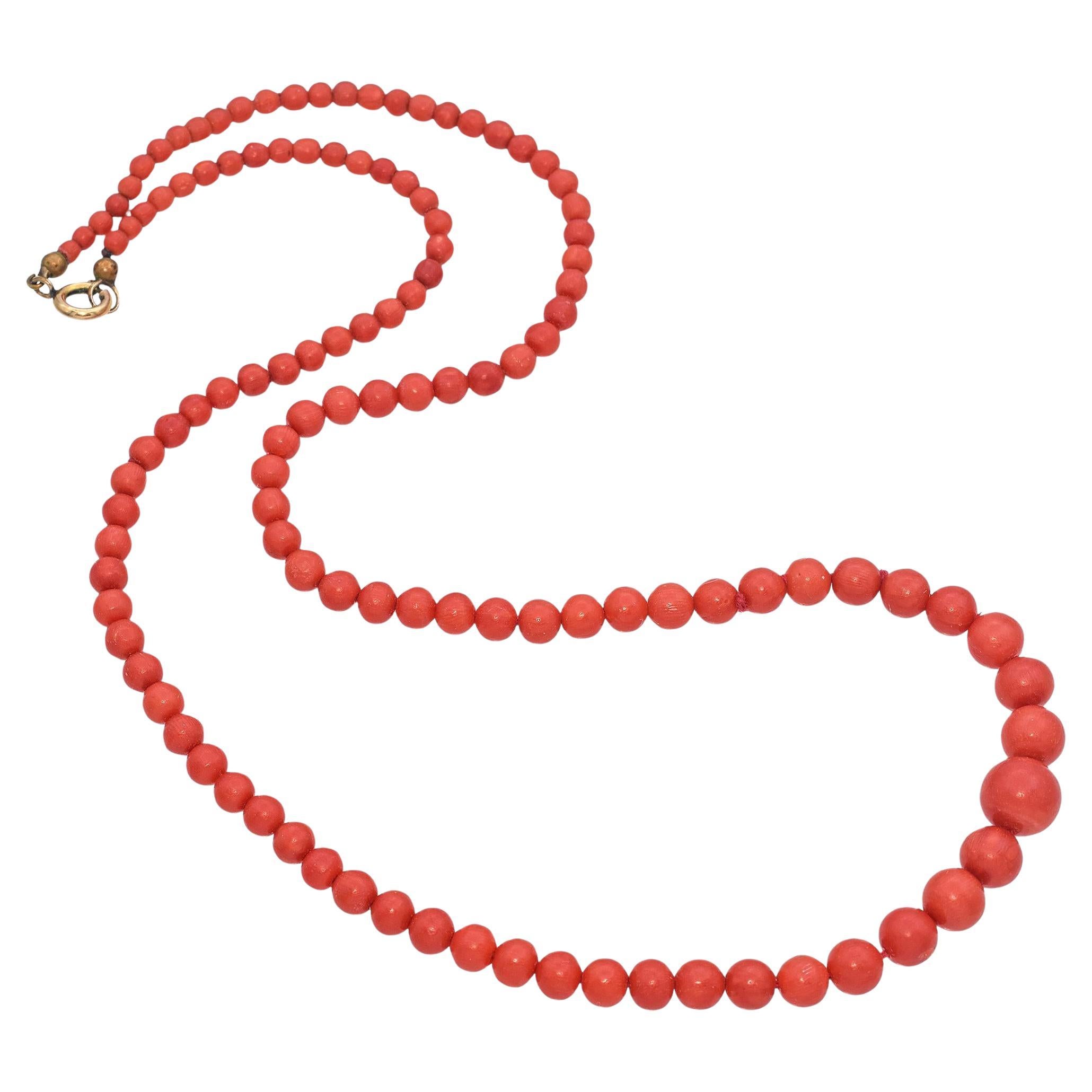 Collar vintage de cuentas graduadas de coral rojo con cierre dorado