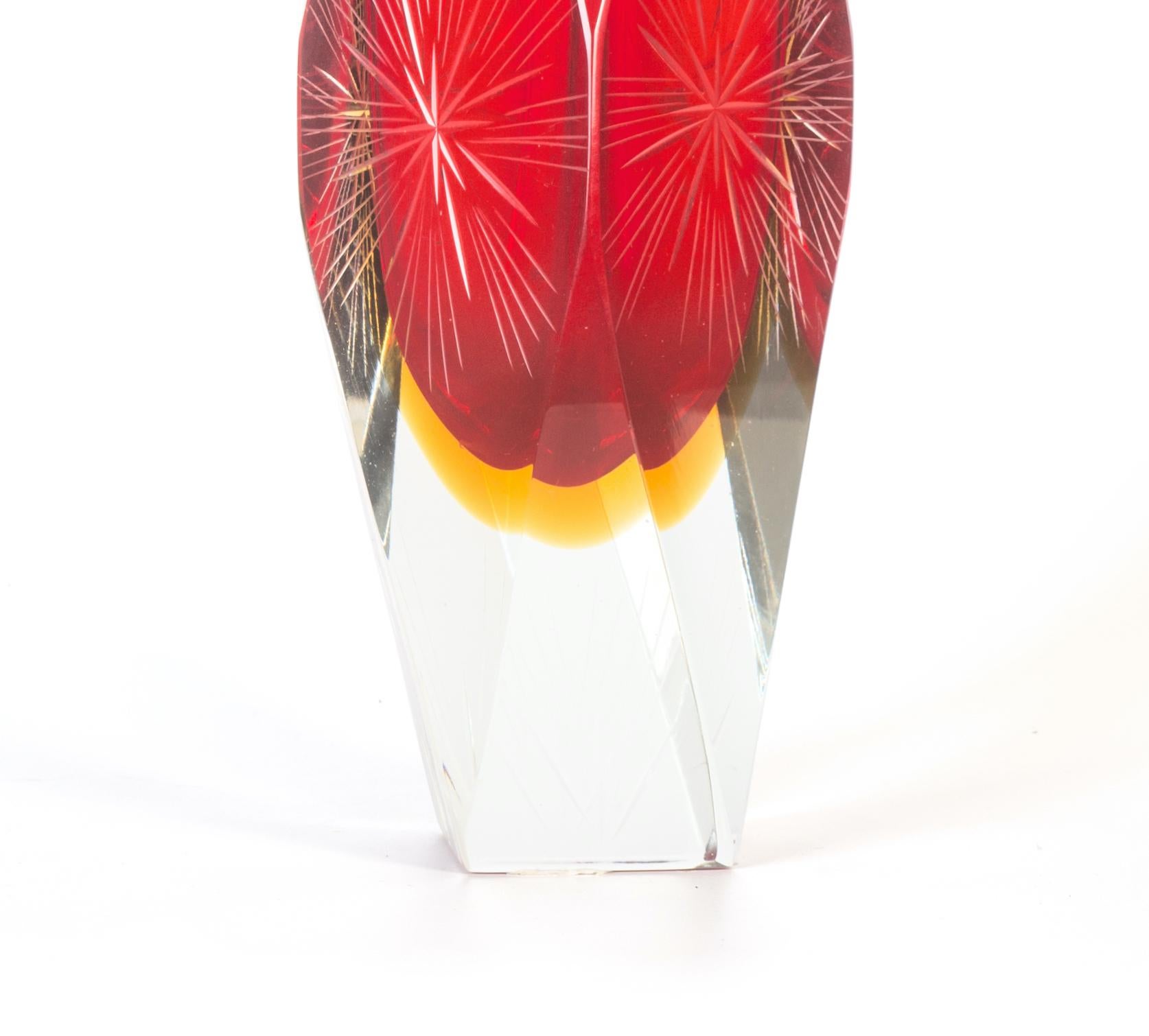 Die Vase aus rotem Kristall ist ein wunderschönes Dekorationsobjekt aus Kristall, das in den 1970er Jahren in einer italienischen Manufaktur hergestellt wurde.

Sehr modische, rote, facettenreiche Vase mit eleganten, sternförmigen Verzierungen