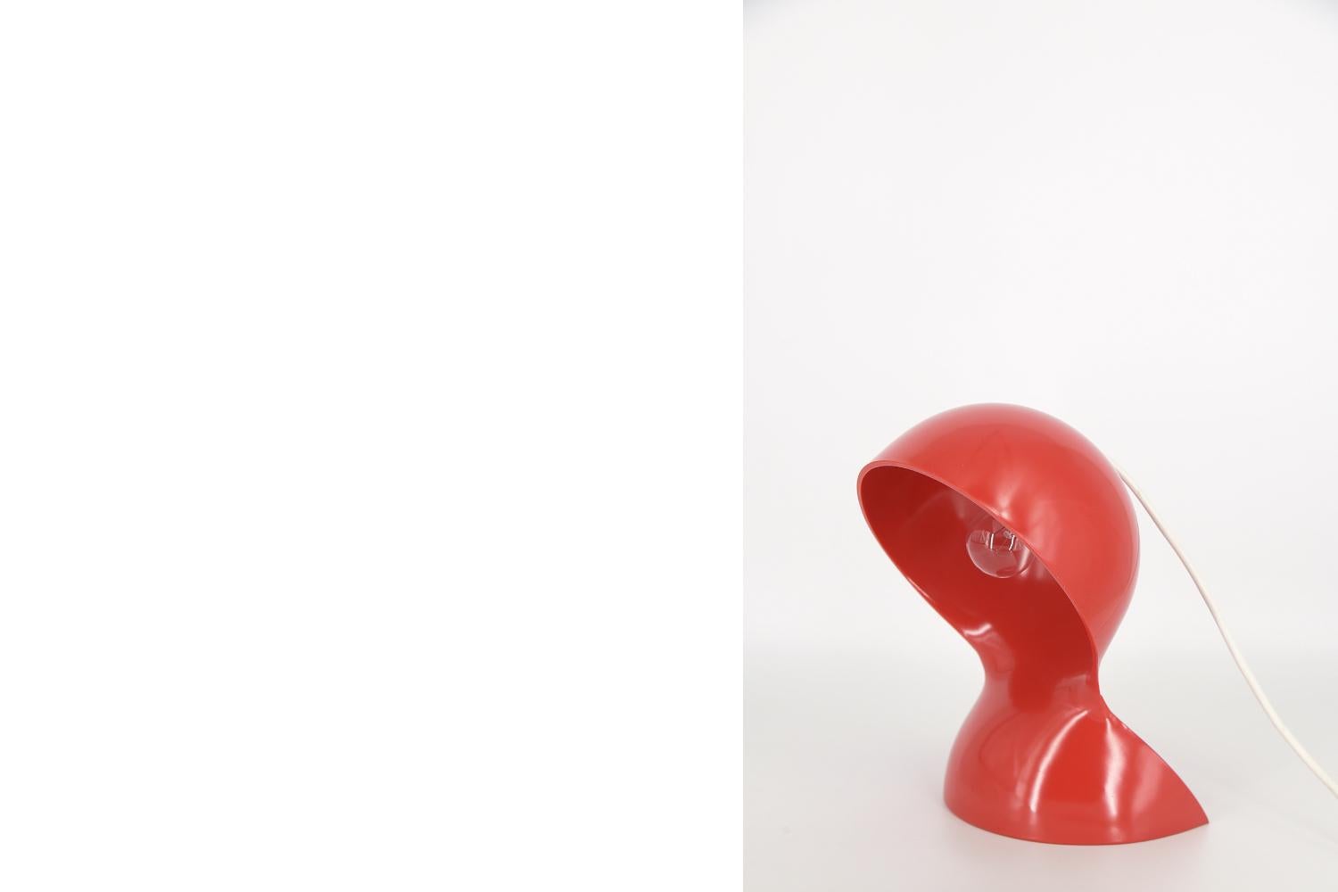 This rare table lamp was designed by Vico Magistretti for the Italian manufacture Artemide during the 1960s. The lamp is made of red plastic. Dalù is one of the best designs to reflect the strict style of the great artist, who placed beauty and