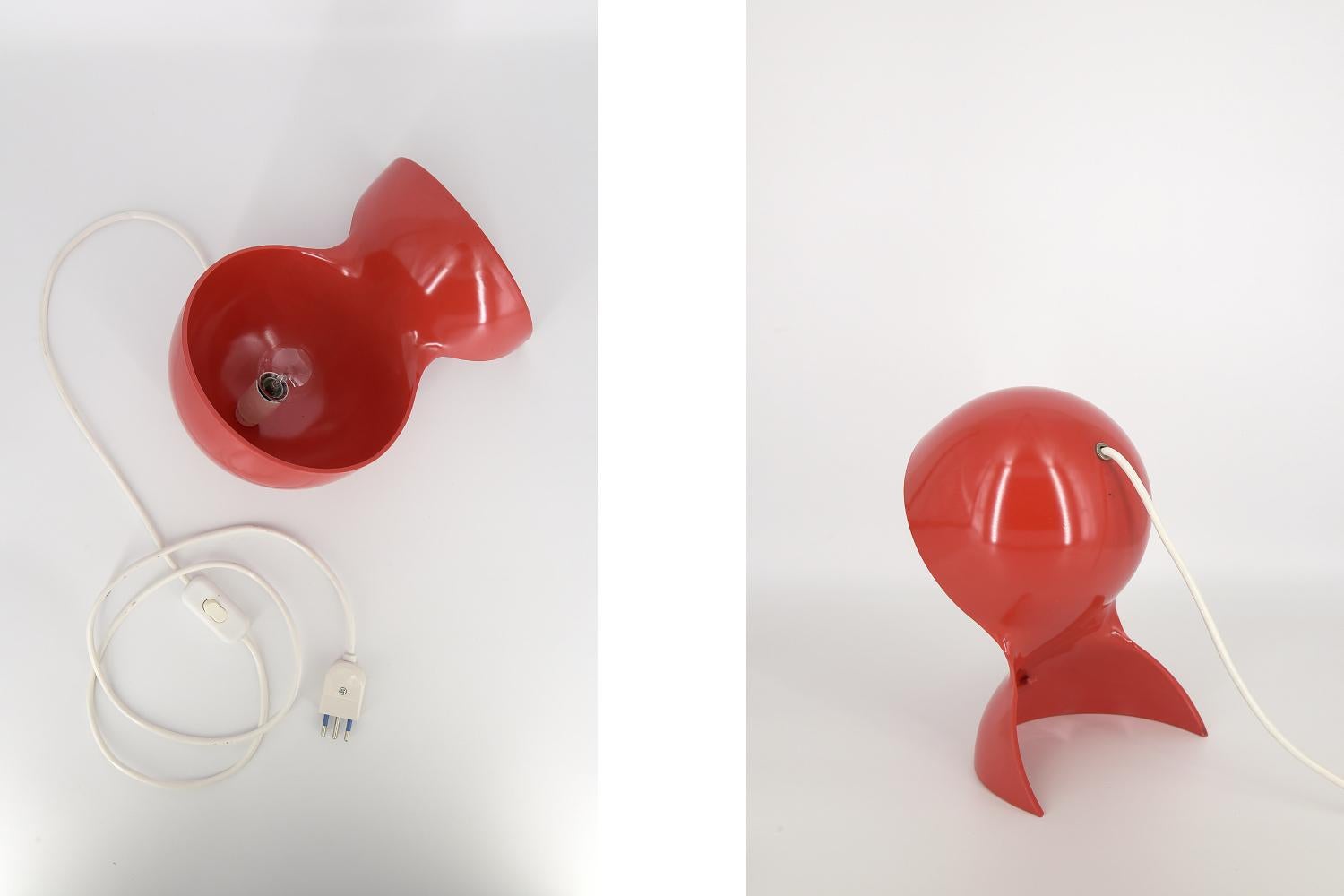 Rote Dalù-Tischlampe aus der Mitte des Jahrhunderts von Vico Magistretti für Artemide, 1960er Jahre (Space Age) im Angebot