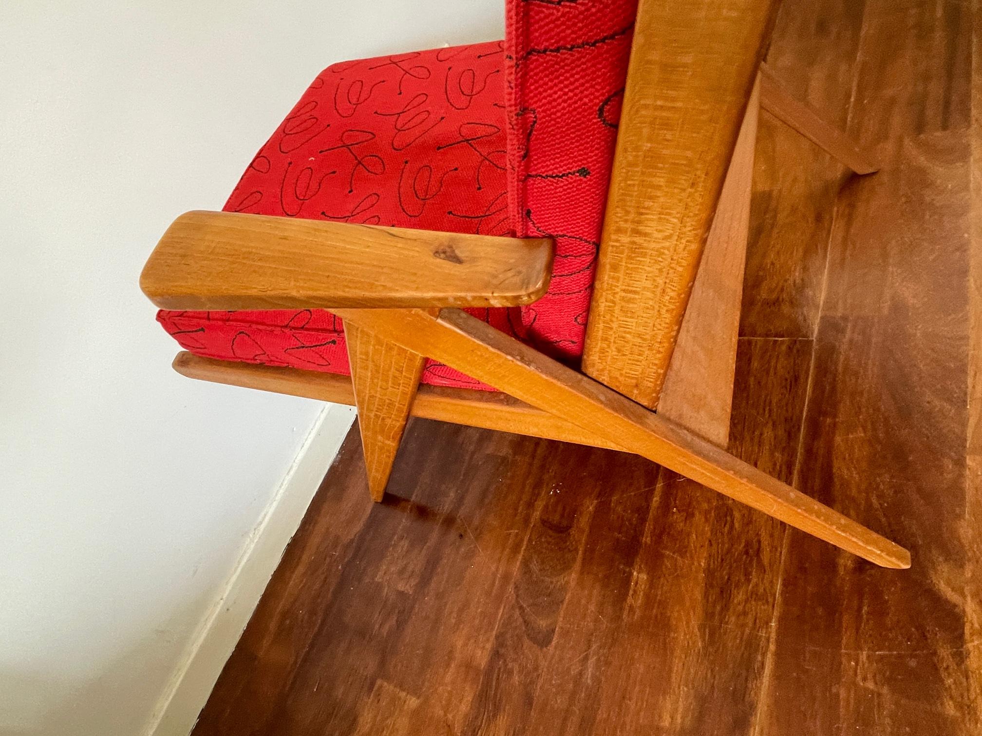 Chaise design danoise vintage rouge, chaise en bois mi-siècle, tissu d'origine, années 60 en vente 3