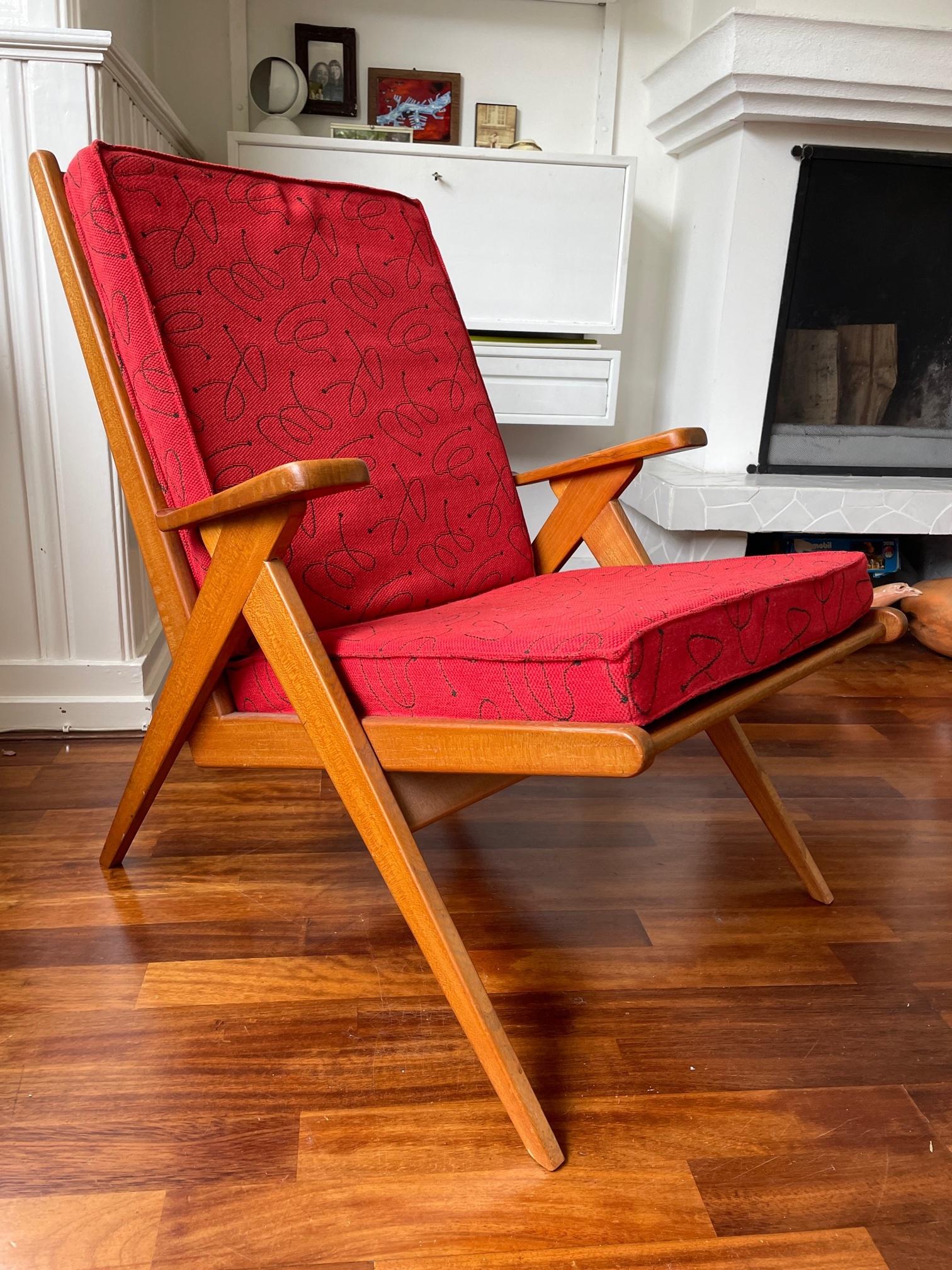 Chaise design danoise vintage rouge, chaise en bois mi-siècle, tissu d'origine, années 60 en vente 5