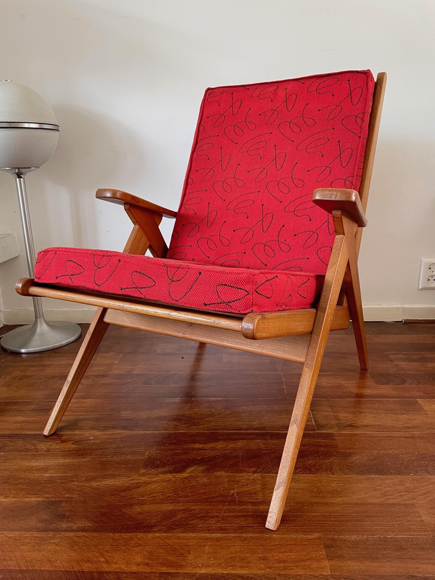 This is a beautiful piece of furniture. As timeless as you can get them. I almost perfect condition. The wooden construction as well as the fabric. Eyecatching is an understatement. This is the chair you want in the livingroom. Or in the bedroom.