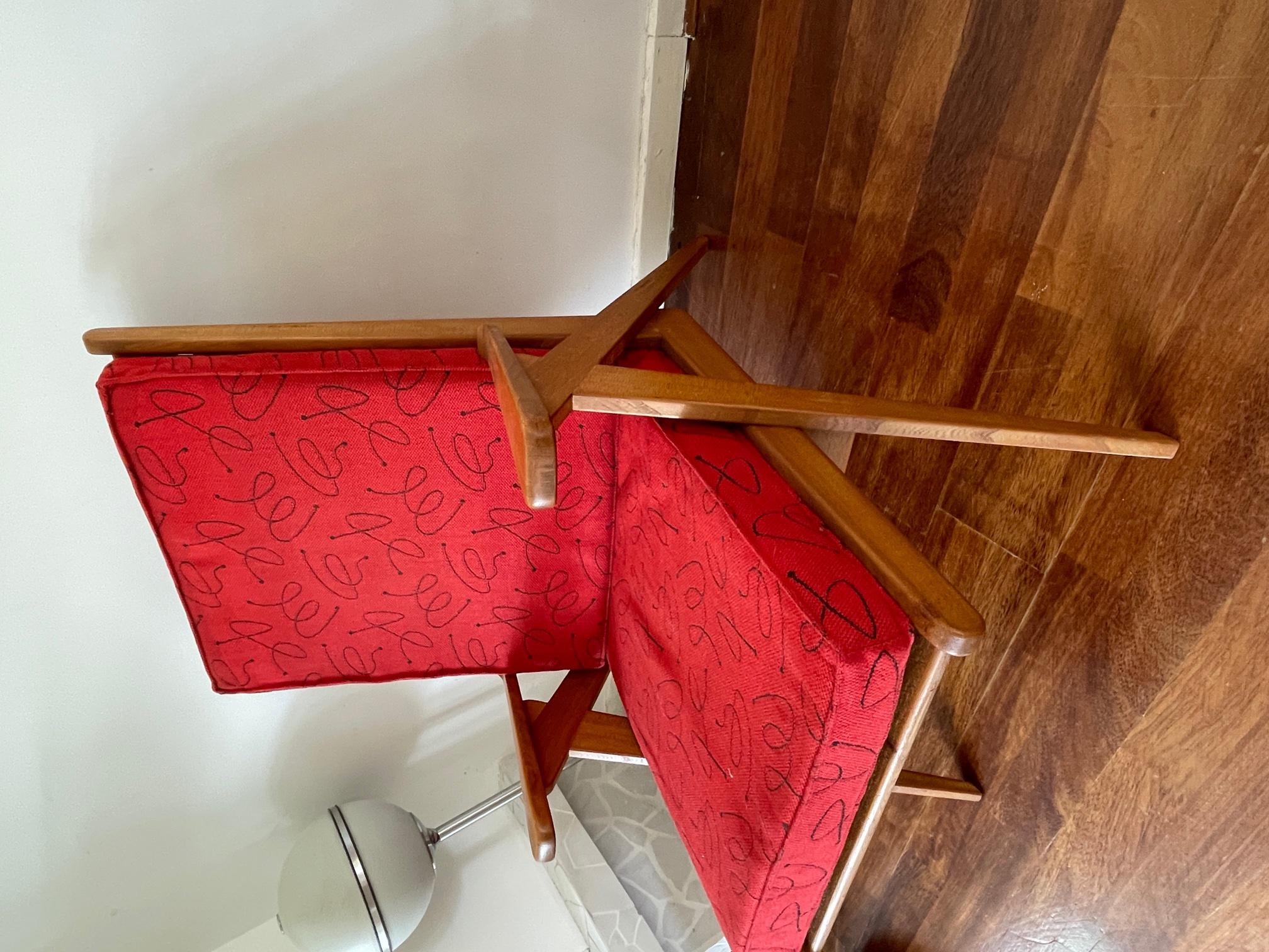 Milieu du XXe siècle Chaise design danoise vintage rouge, chaise en bois mi-siècle, tissu d'origine, années 60 en vente