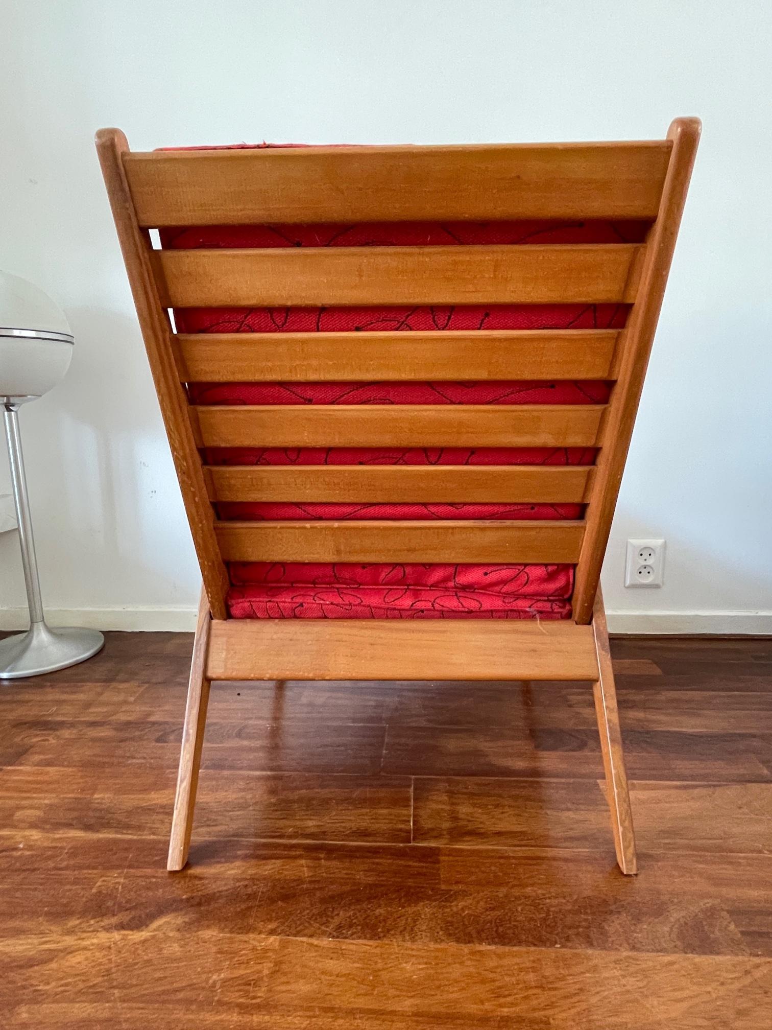 Coton Chaise design danoise vintage rouge, chaise en bois mi-siècle, tissu d'origine, années 60 en vente