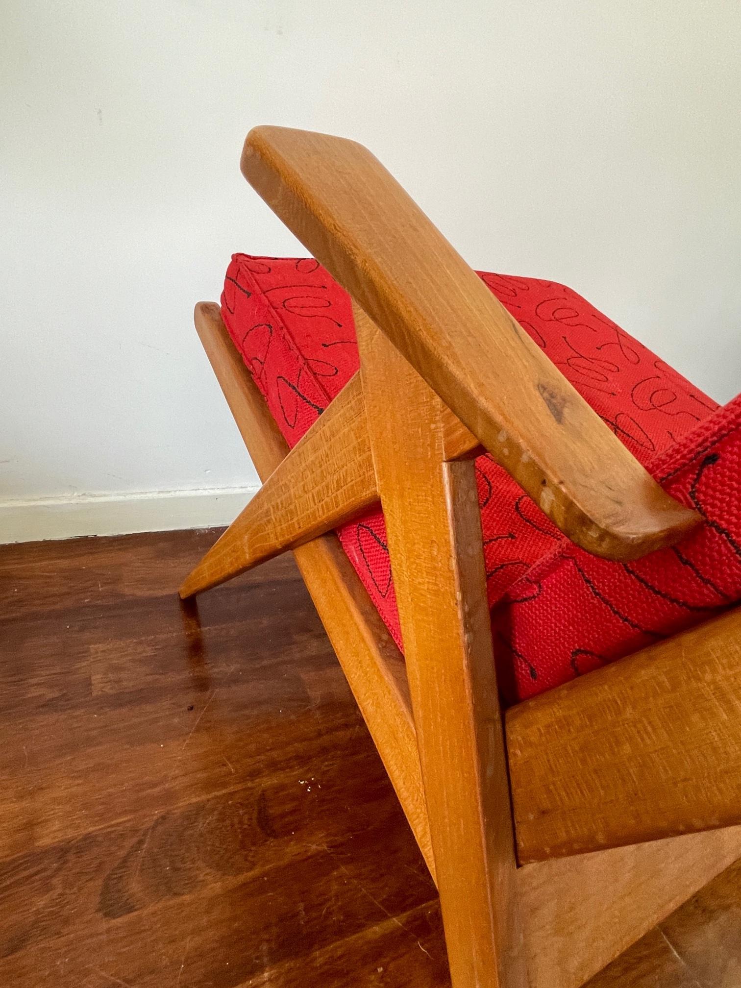 Chaise design danoise vintage rouge, chaise en bois mi-siècle, tissu d'origine, années 60 en vente 1