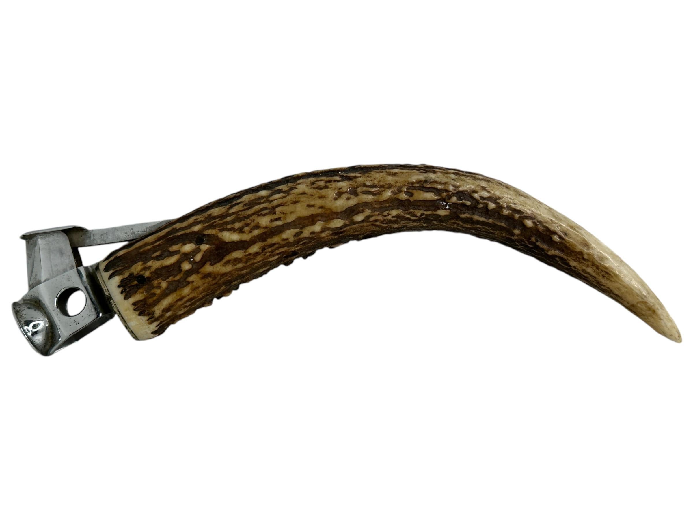 Coupe-cigare Vintage avec manche en bois de cerf rouge fait main. Article unique en son genre. Pièce de grande collection. Fabriqué par une société inconnue en Allemagne.
Fabriqué en Allemagne, probablement dans les années 1960.
Compte tenu de