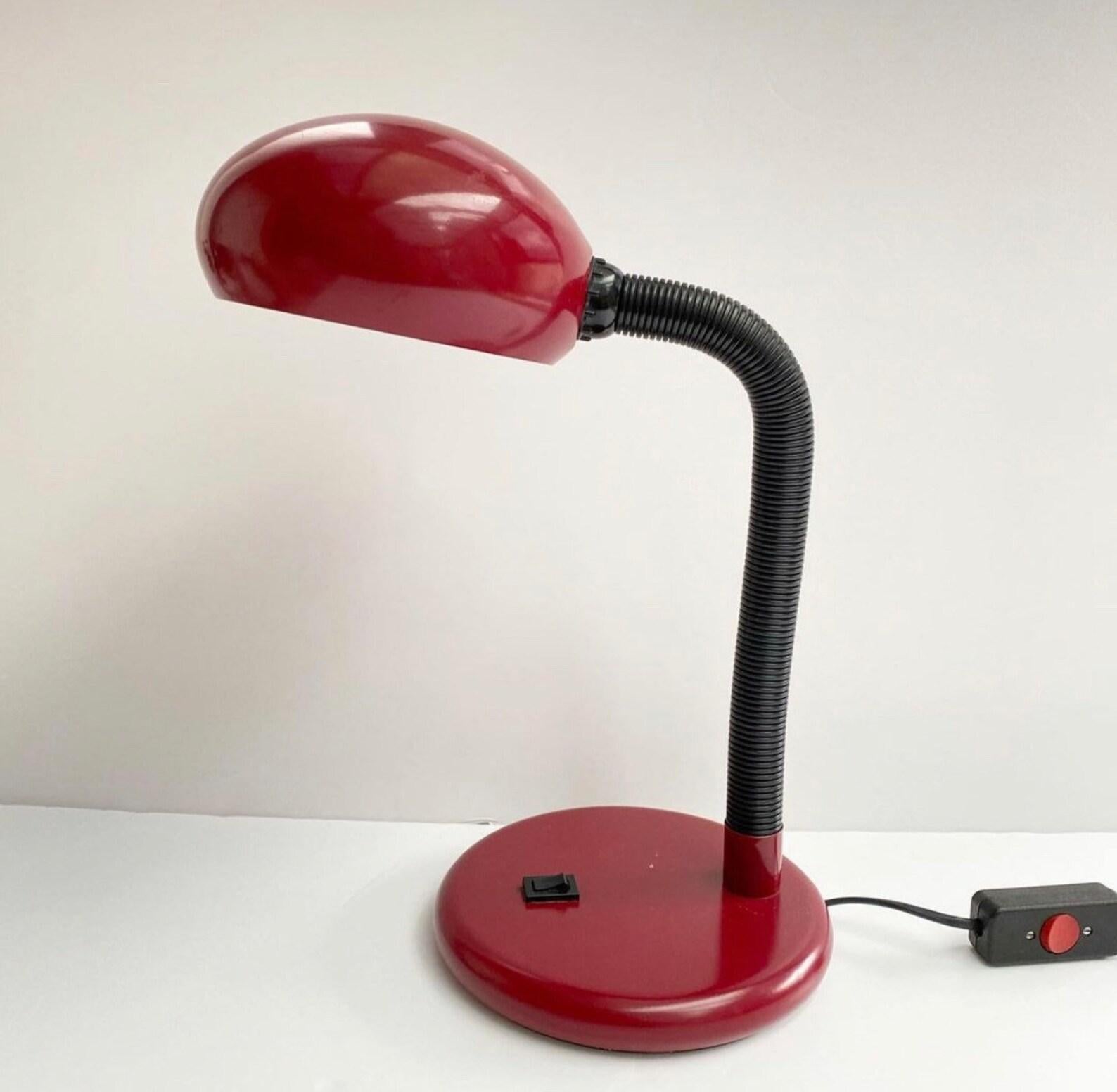 Vintage Red Schreibtischlampe.

Die MidCentury Schreibtischlampe setzt einen Retro-Akzent in Ihrem Interieur.

Hergestellt in Deutschland.

Die Verkabelung ist in Ordnung. Die Verkabelung ist für die USA, Kanada und Europa geeignet.

Guter