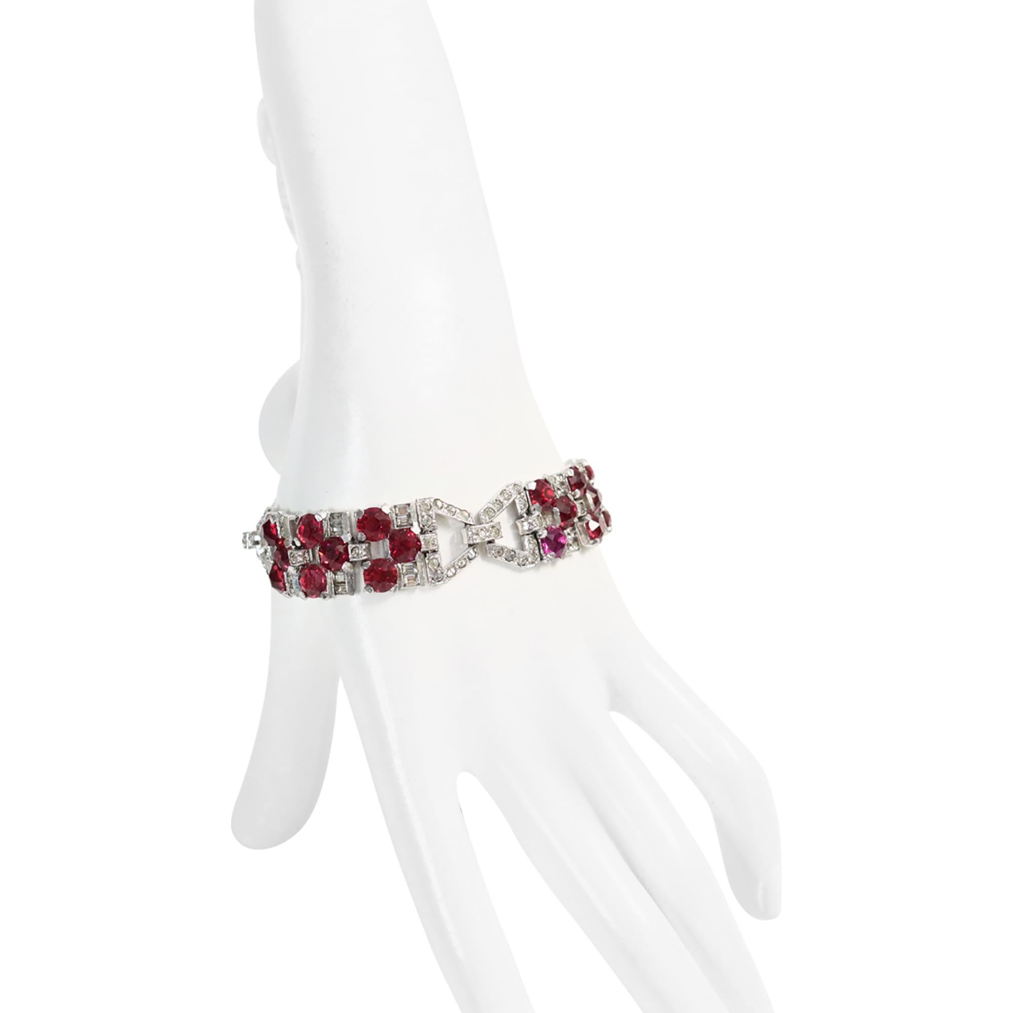 Bracciale d'epoca con diamanti rossi e castoni in tonalità argento, circa anni '40. Questo bracciale è ricco di strati di bellezza. Presenta collegamenti a tondi, baguette e pavé che gli conferiscono un aspetto molto artistico e Deco. Si tratta di