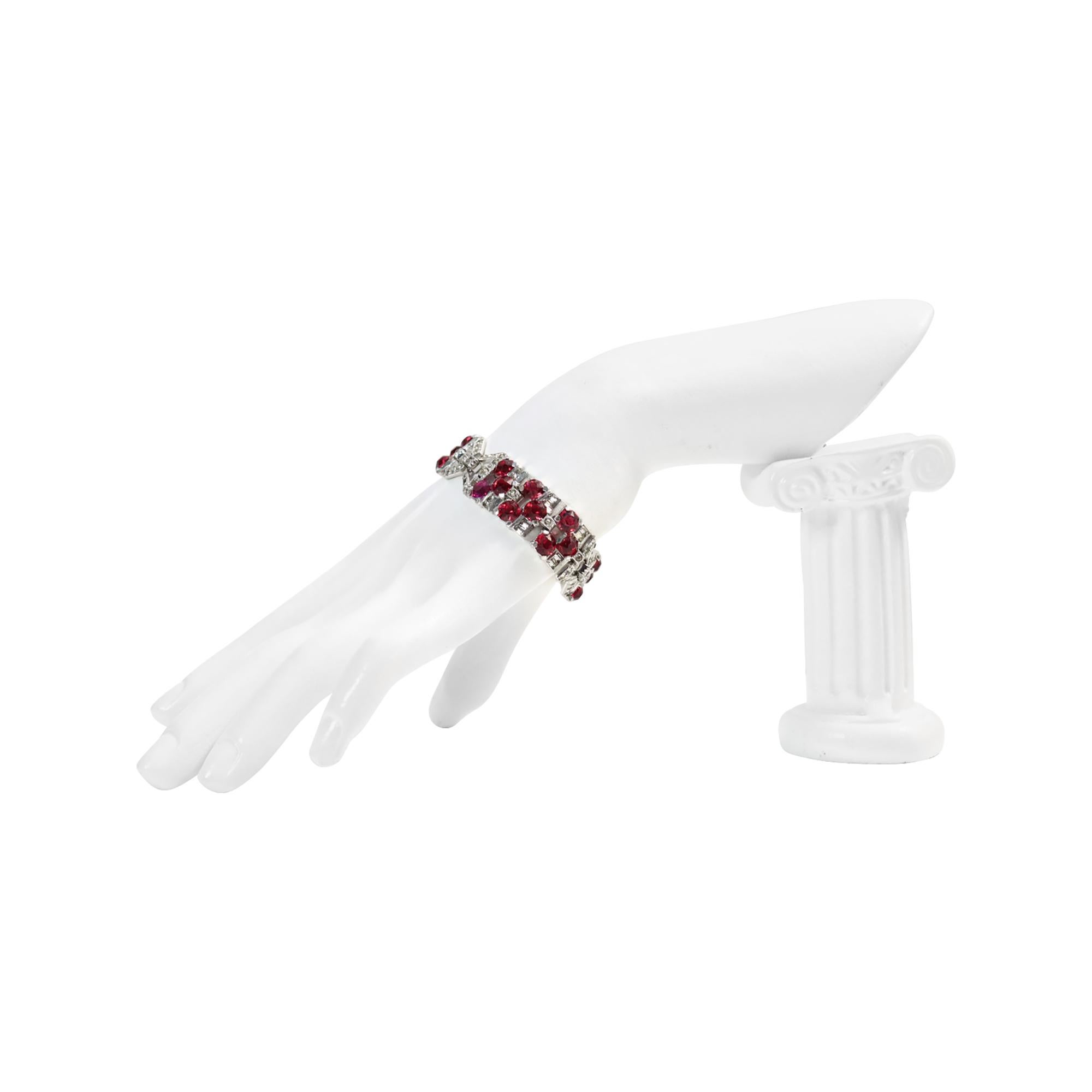 Bracciale d'epoca con diamanti rossi e argento incastonati Circa 1940 In condizioni buone in vendita a New York, NY