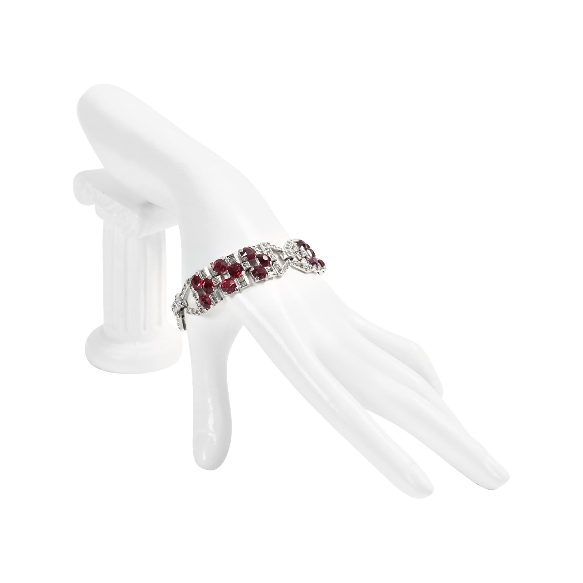 Moderno Bracciale d'epoca con diamanti rossi e argento incastonati Circa 1940 in vendita