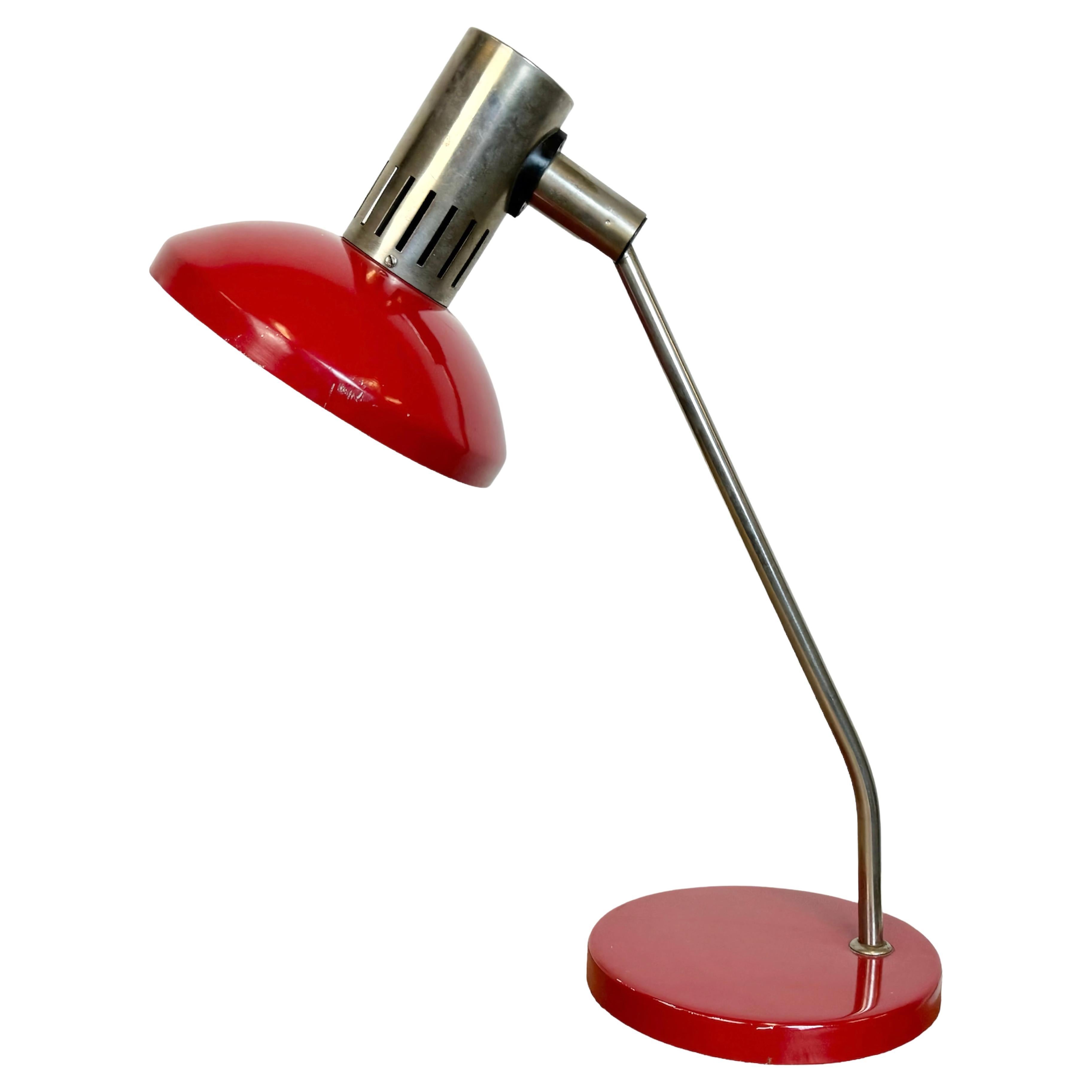 Lampada da tavolo rossa vintage della Germania dell'Est di AKA Leuchten, anni '70