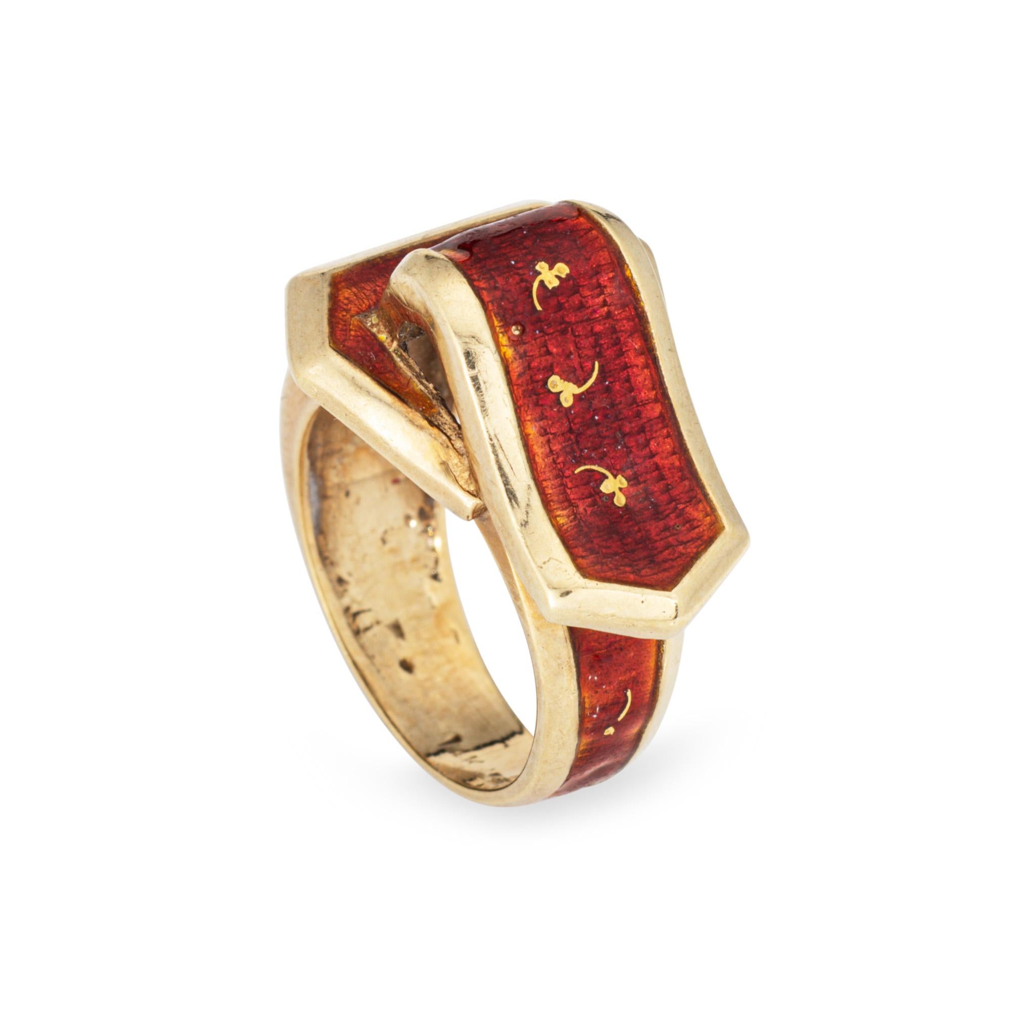 Anello con fibbia per cintura vintage (circa anni '60) in oro giallo 14 carati. 

Realizzato in smalto rosso con piccoli dettagli fogliacei, fa una bella figura sulla mano, ideale da indossare da solo o impilato. La fibbia è il simbolo di due vite