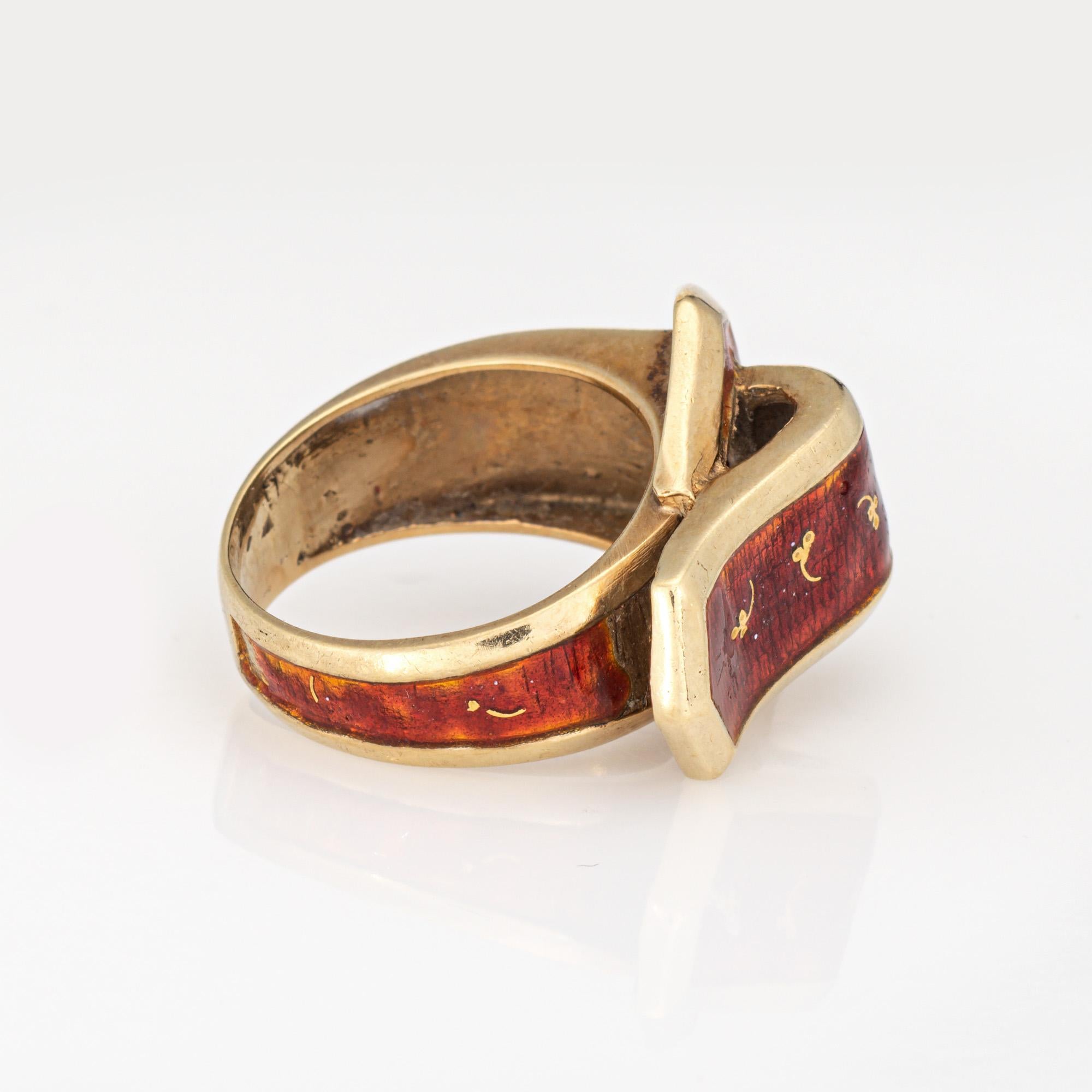 Moderno Anello vintage con fibbia da cintura in smalto rosso Sz 5 in oro giallo 14k Estate Jewelry in vendita