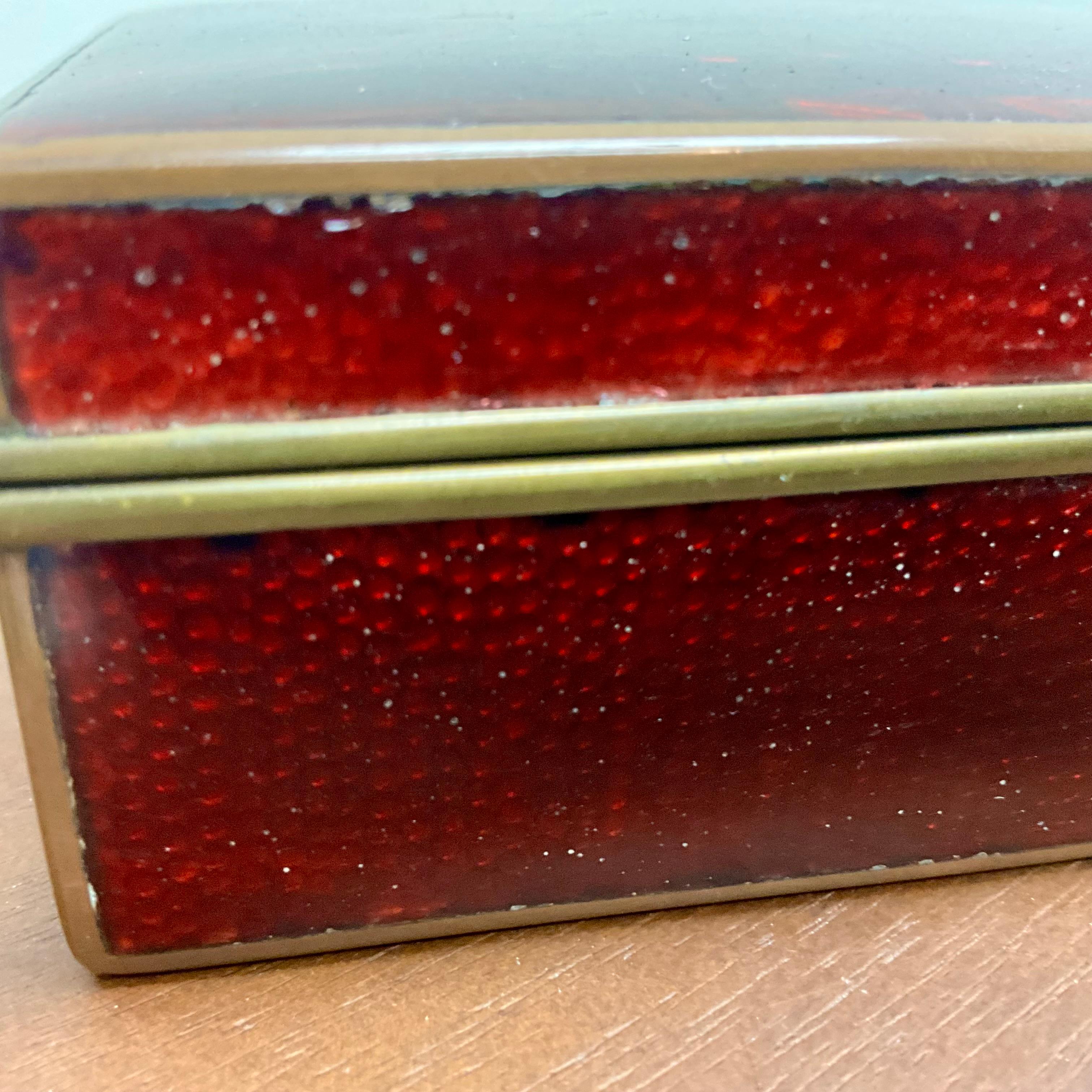 Scatola d'epoca in ottone smaltato rosso - Design floreale dell'inizio e della metà del XX secolo in vendita 3