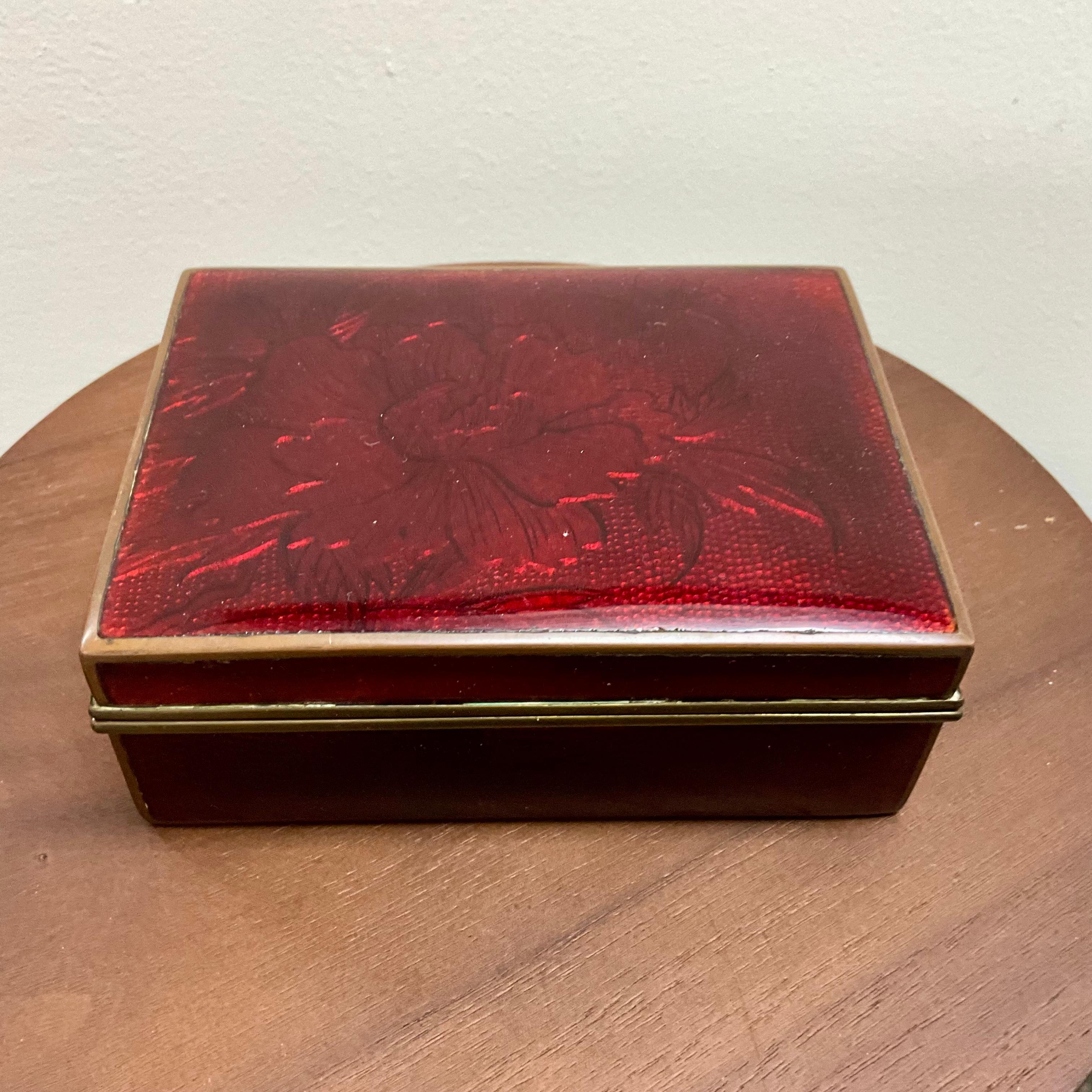 Scatola d'epoca in ottone smaltato rosso - Design floreale dell'inizio e della metà del XX secolo in vendita 4