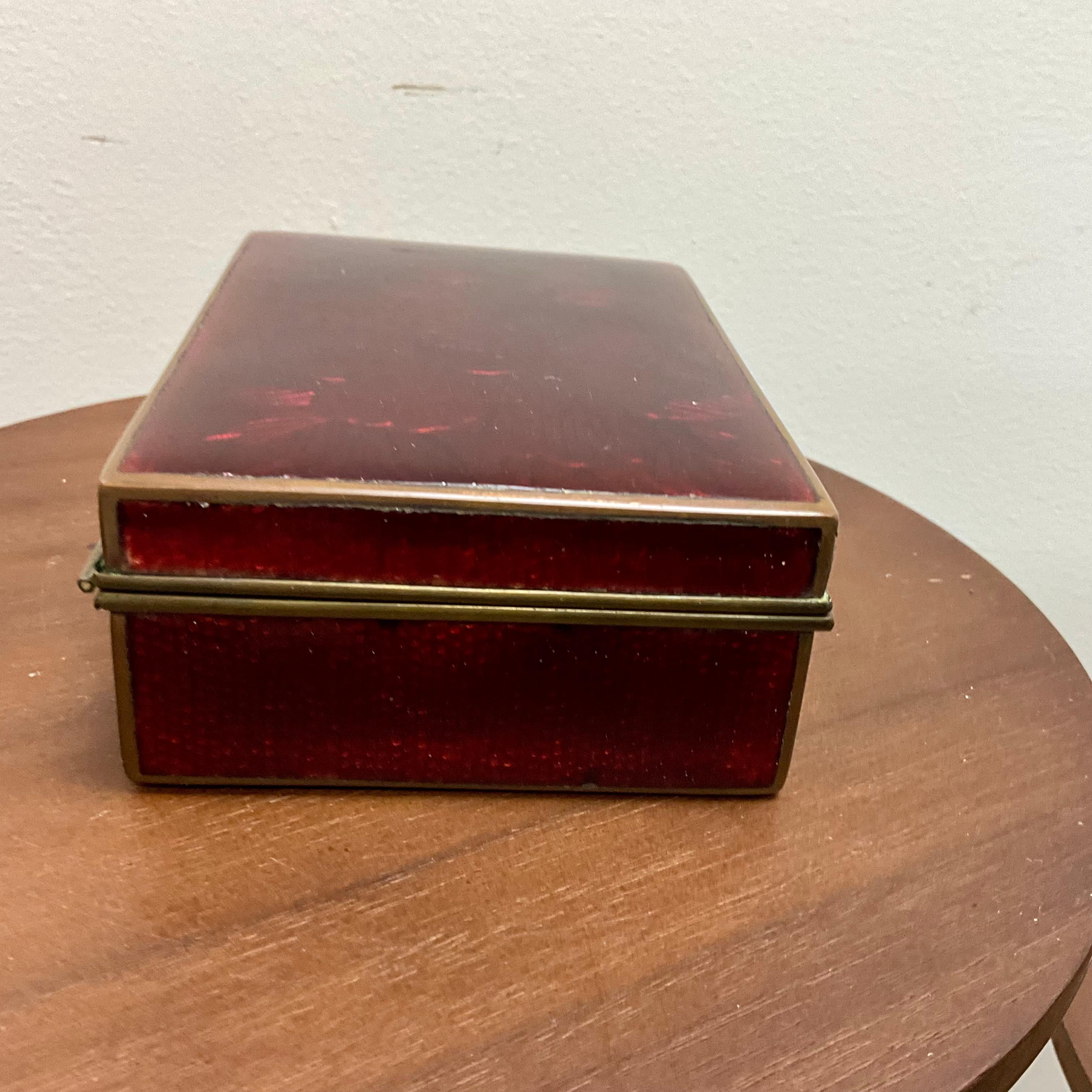Sconosciuto Scatola d'epoca in ottone smaltato rosso - Design floreale dell'inizio e della metà del XX secolo in vendita