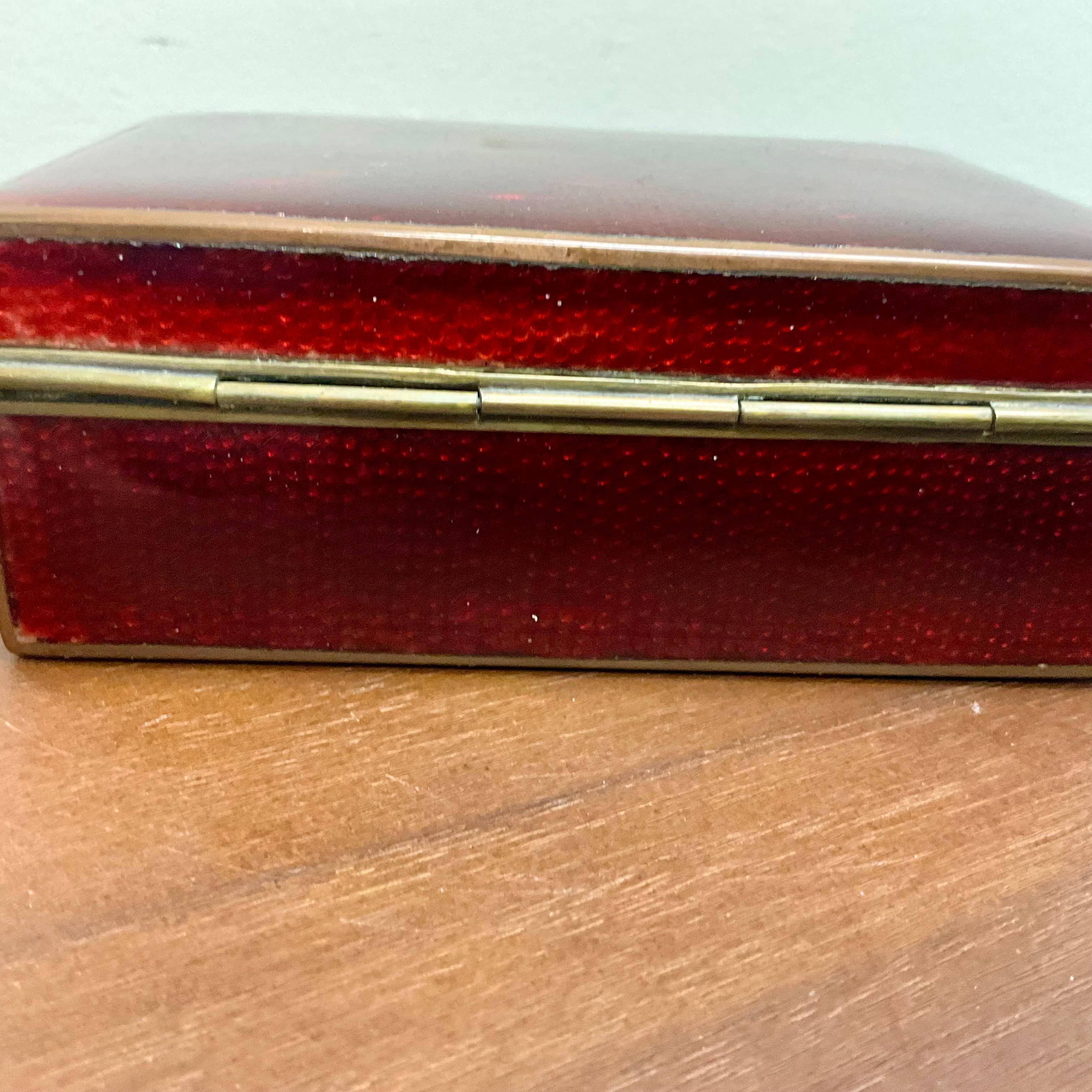 Fatto a mano Scatola d'epoca in ottone smaltato rosso - Design floreale dell'inizio e della metà del XX secolo in vendita