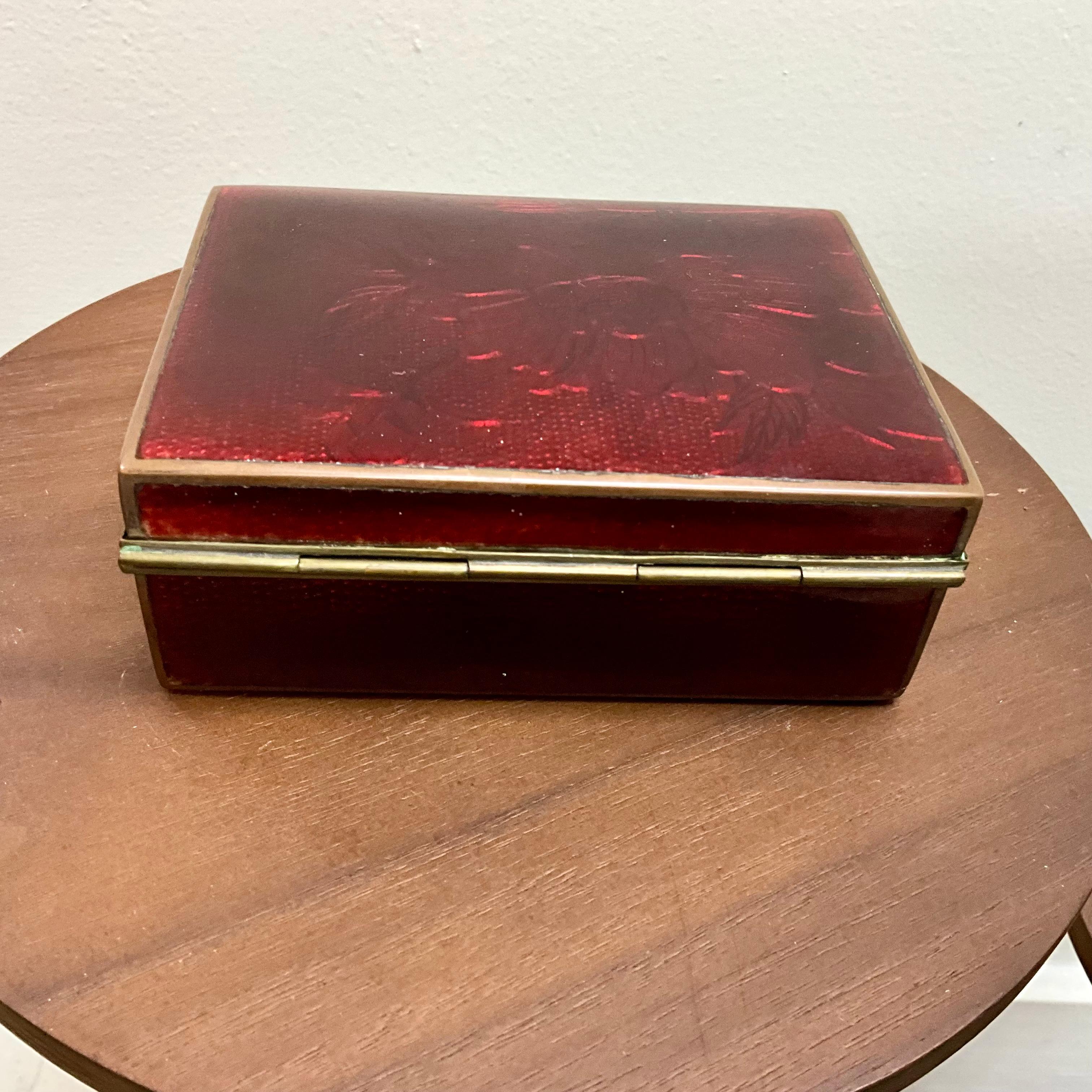 Scatola d'epoca in ottone smaltato rosso - Design floreale dell'inizio e della metà del XX secolo In condizioni buone in vendita a West Palm Beach, US