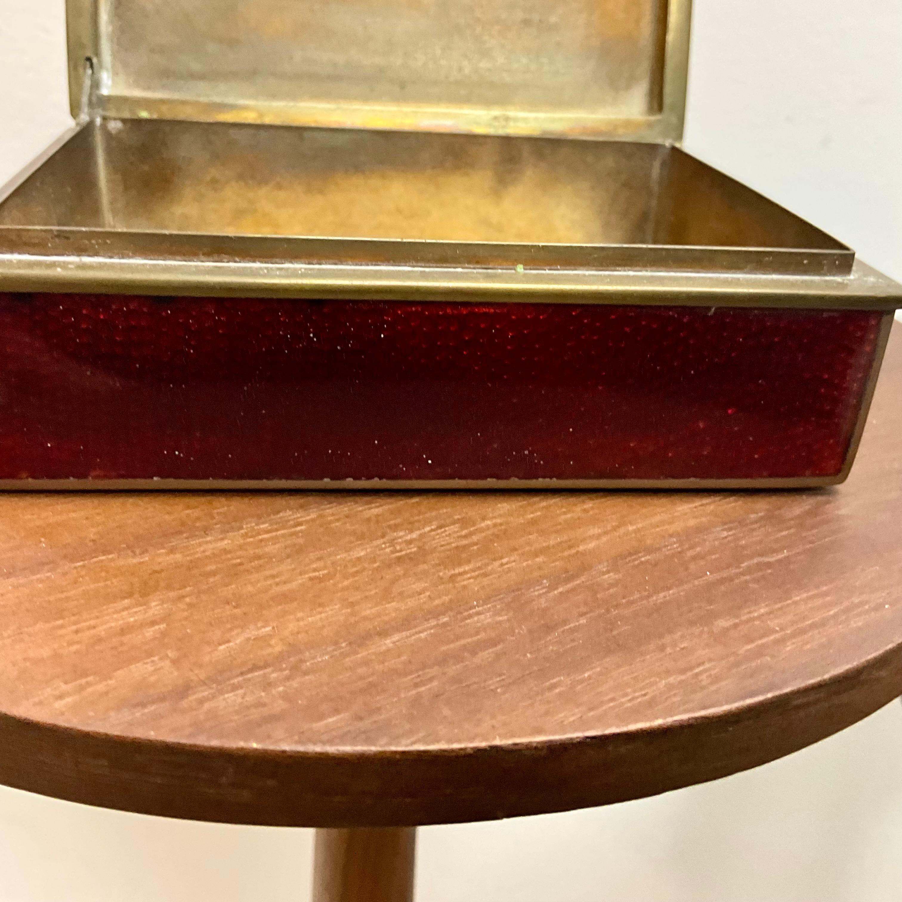 Ottone Scatola d'epoca in ottone smaltato rosso - Design floreale dell'inizio e della metà del XX secolo in vendita