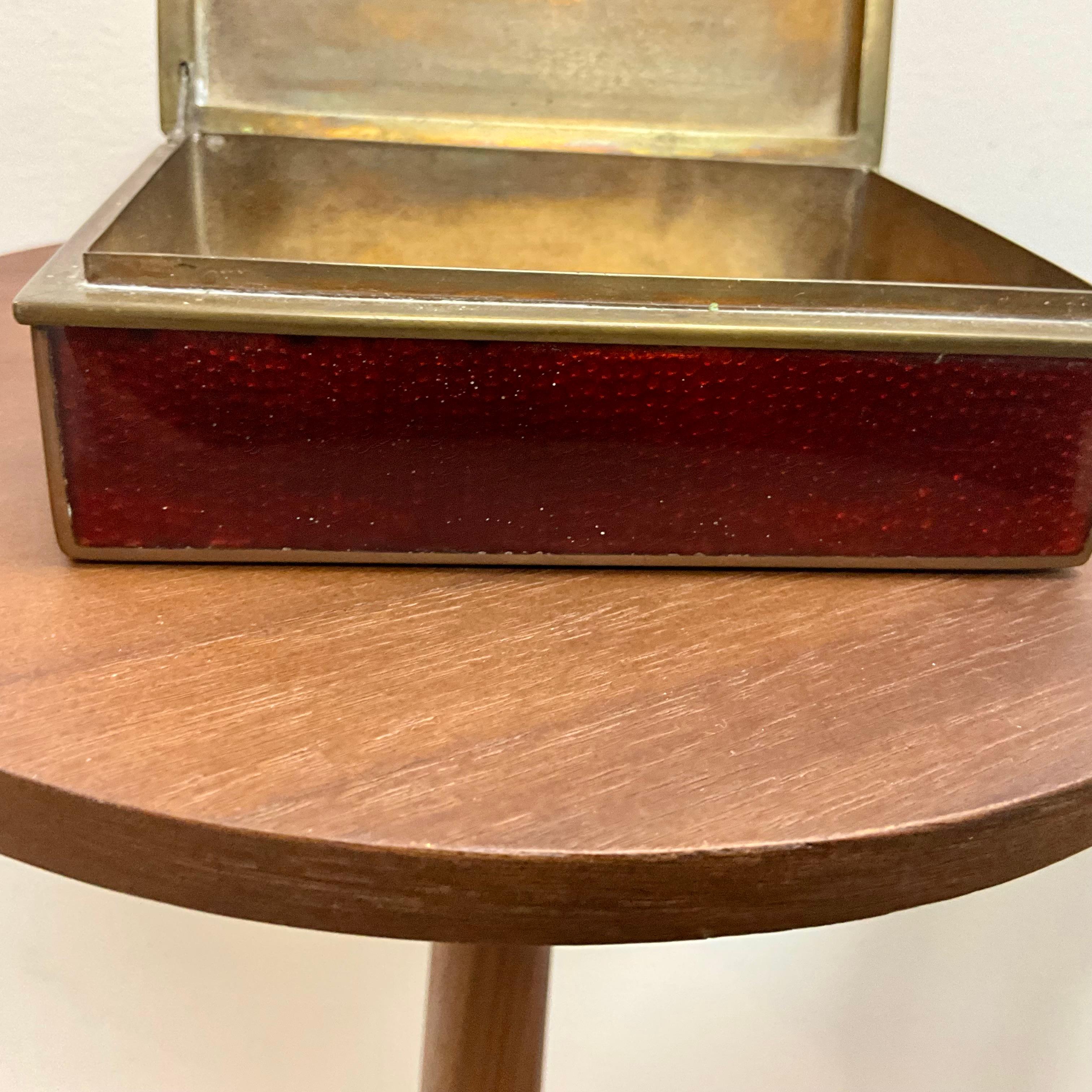 Scatola d'epoca in ottone smaltato rosso - Design floreale dell'inizio e della metà del XX secolo in vendita 1