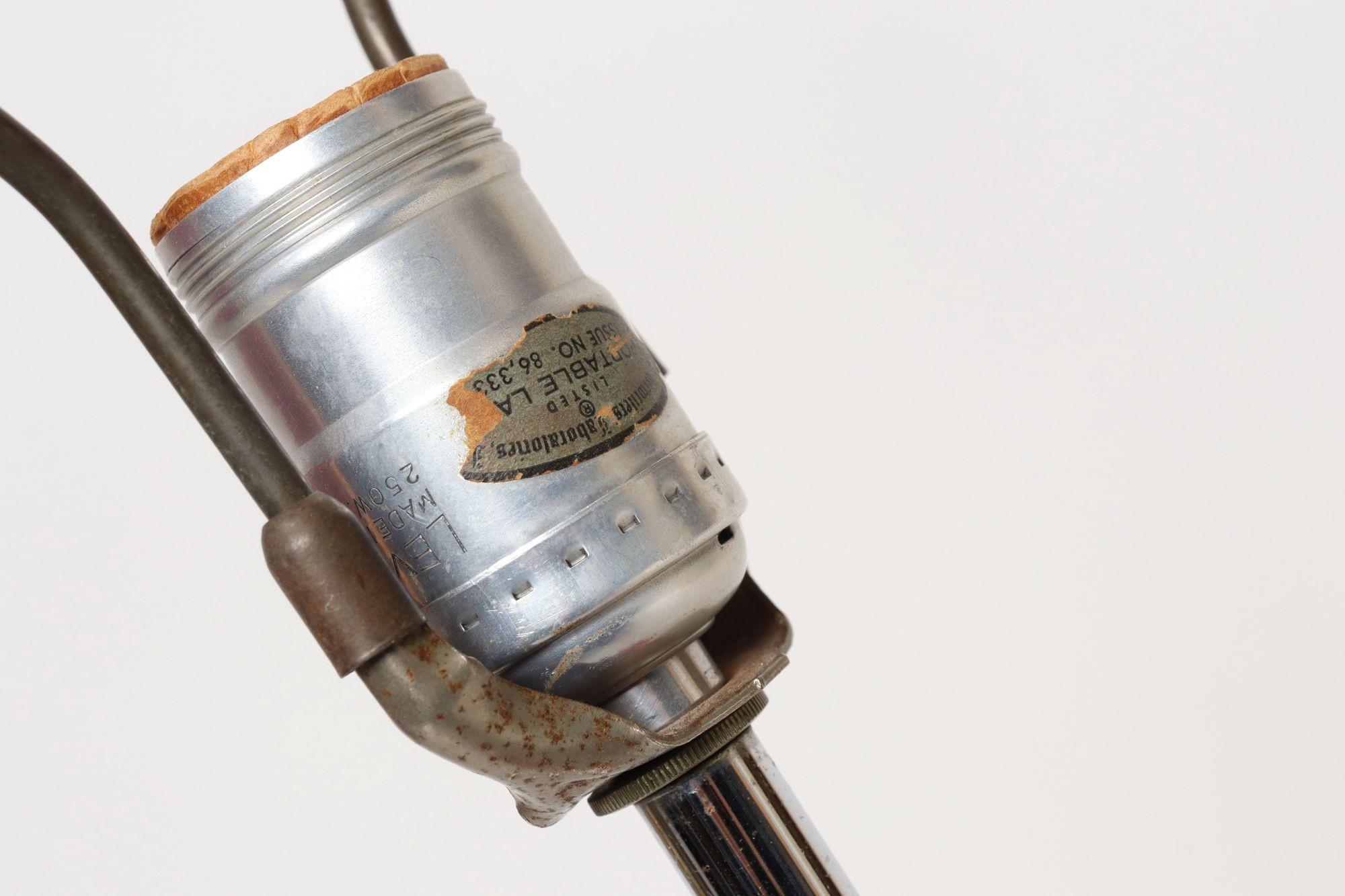 Vintage Red Enameled Aluminum Table Lamp by Robert Sonneman For Sale 4