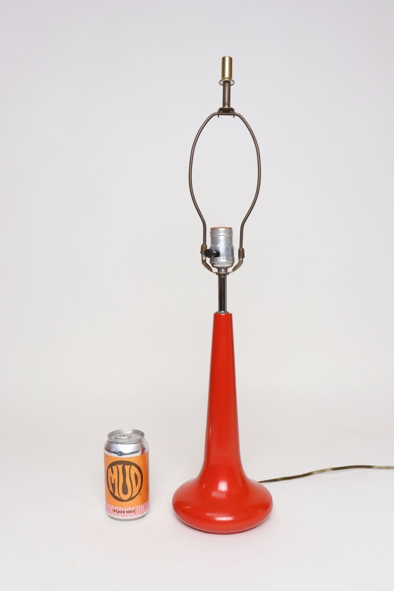 Vintage Red Enameled Aluminum Table Lamp by Robert Sonneman In Good Condition For Sale In Brooklyn, NY