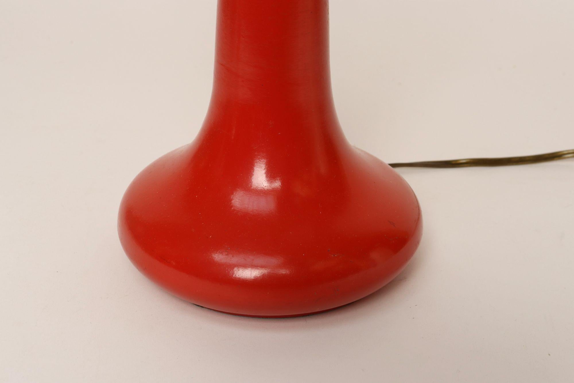 Late 20th Century Vintage Red Enameled Aluminum Table Lamp by Robert Sonneman For Sale