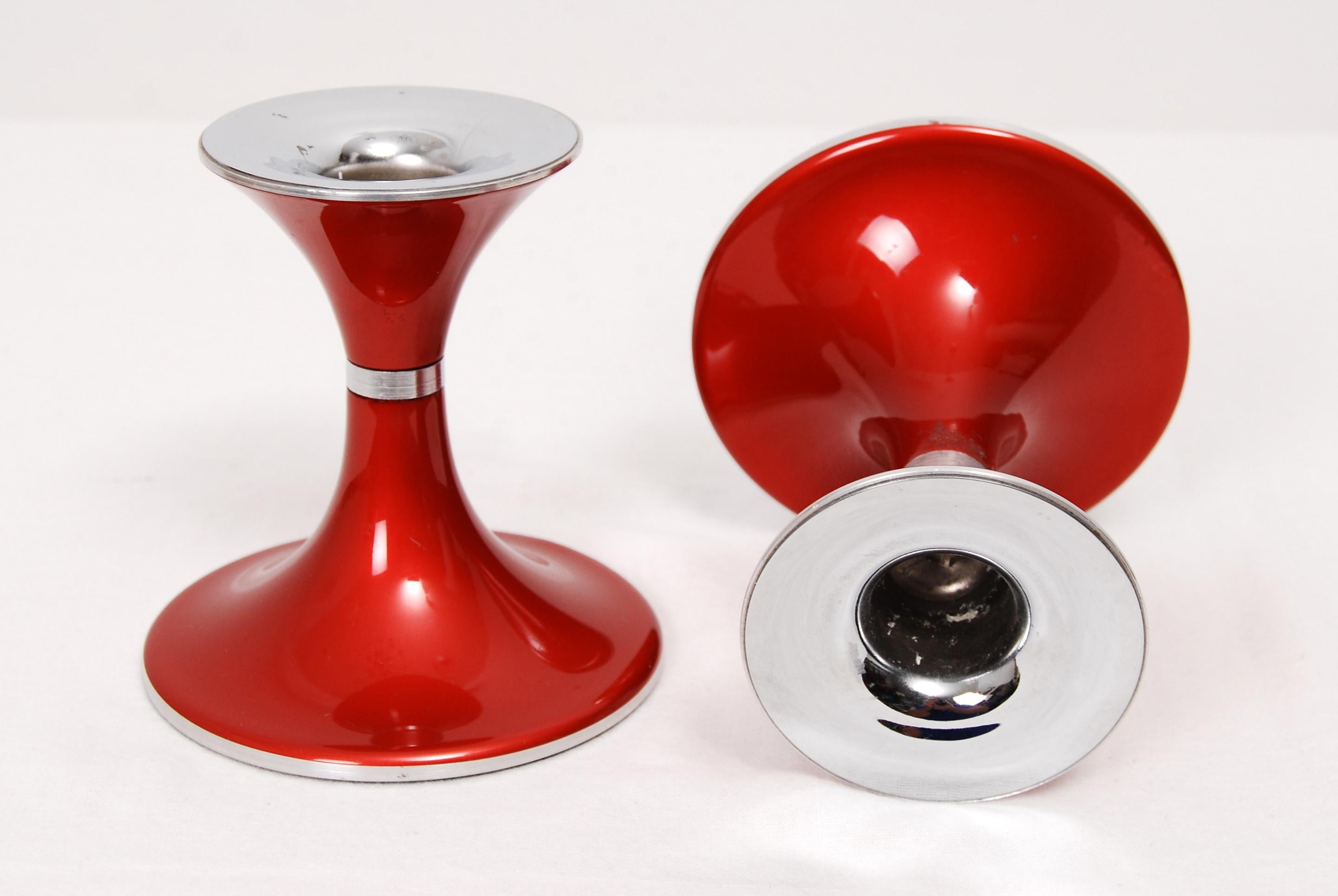 Modernes Paar Kerzenständer von Emalox Norway aus der Mitte des letzten Jahrhunderts. Aluminium mit roter Emaille. Sehr guter Zustand mit Filz auf den Böden und jeder misst 4 Zoll hoch.