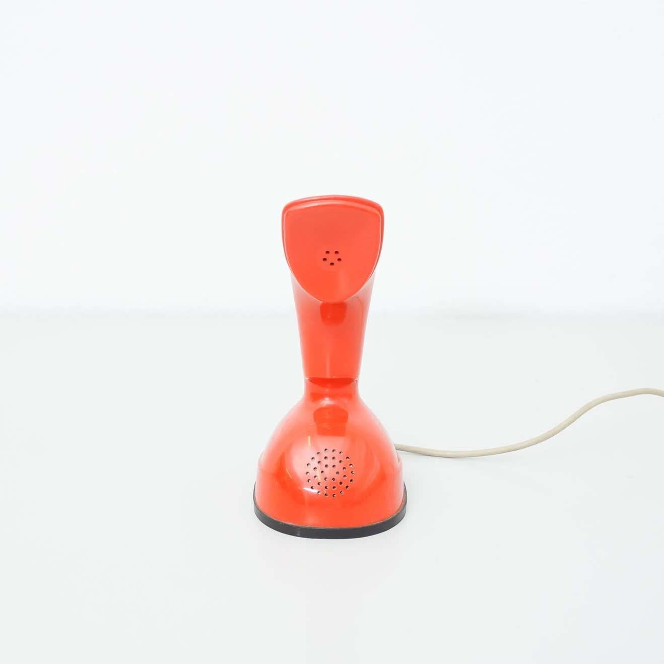 Téléphone Ericsson rouge vintage, vers 1960.
Fabriqué par Ericsson LM, de Suède.

En état d'origine, avec quelques signes visibles d'utilisation antérieure et d'âge, préservant une belle patine.

Matériaux :
Plastique

Dimensions :
D 16 cm