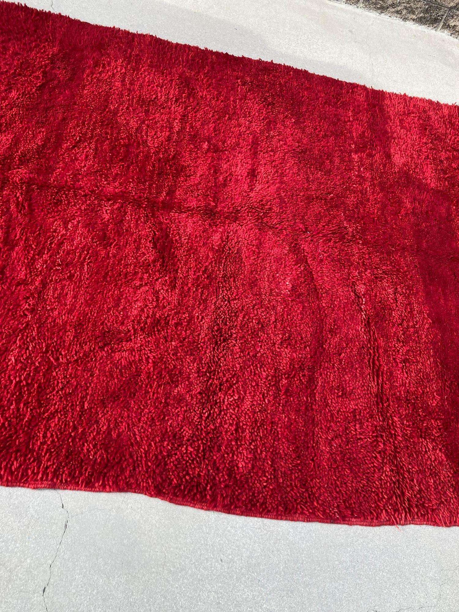 Tapis marocain ethnique rouge vintage des années 1960 en vente 6