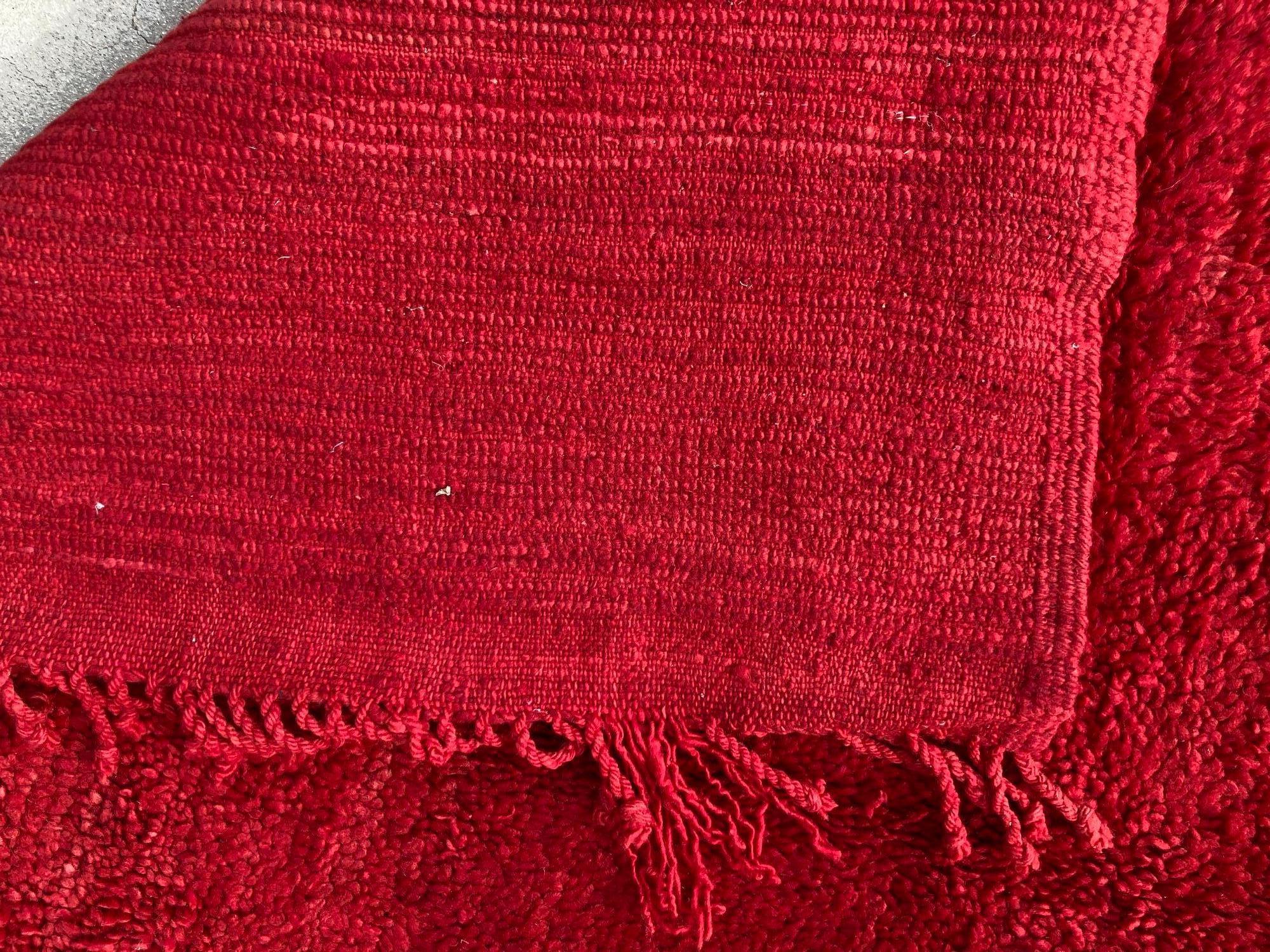 Tapis marocain ethnique rouge vintage des années 1960 en vente 8