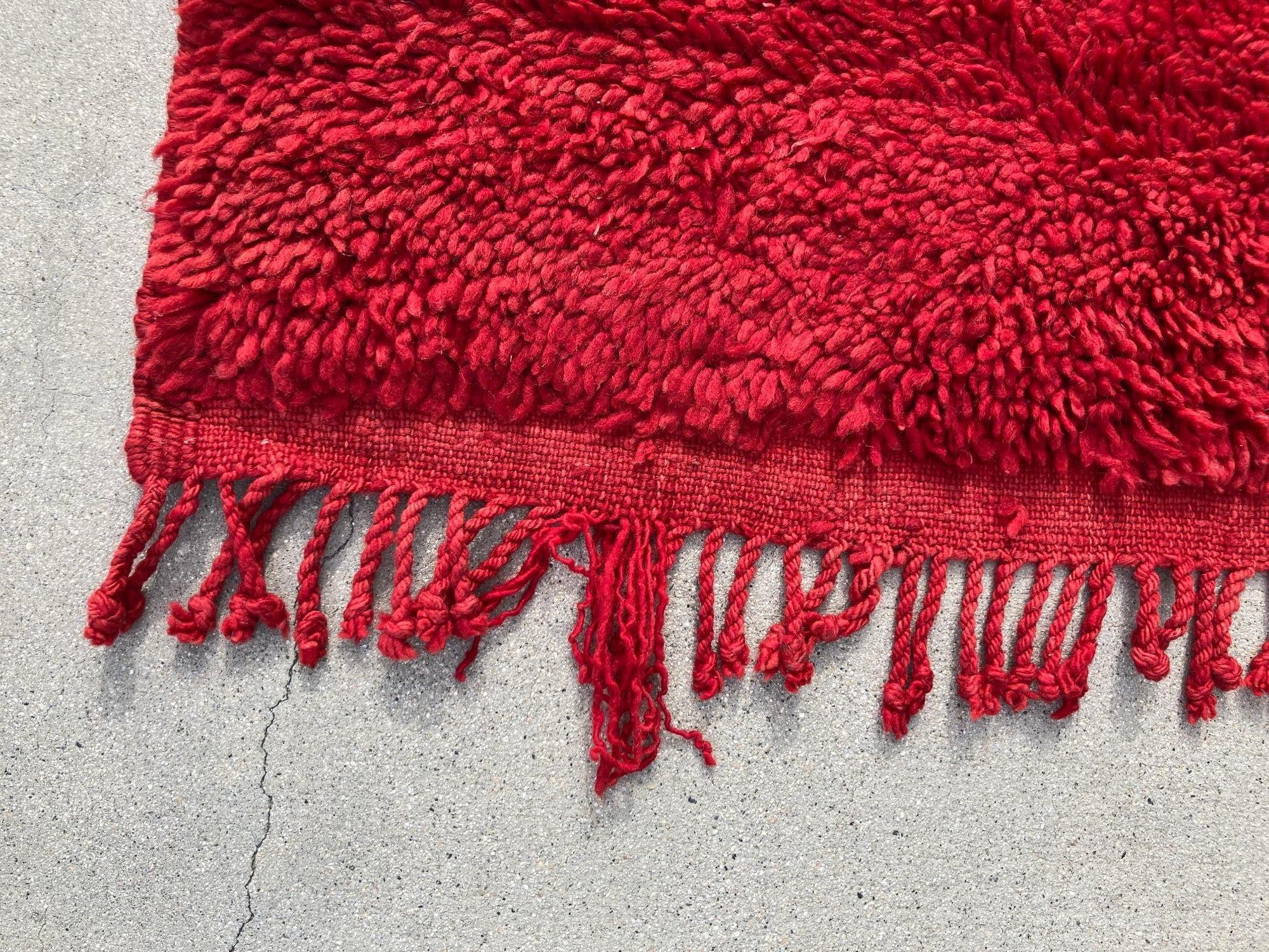 Tapis marocain ethnique rouge vintage des années 1960 en vente 9