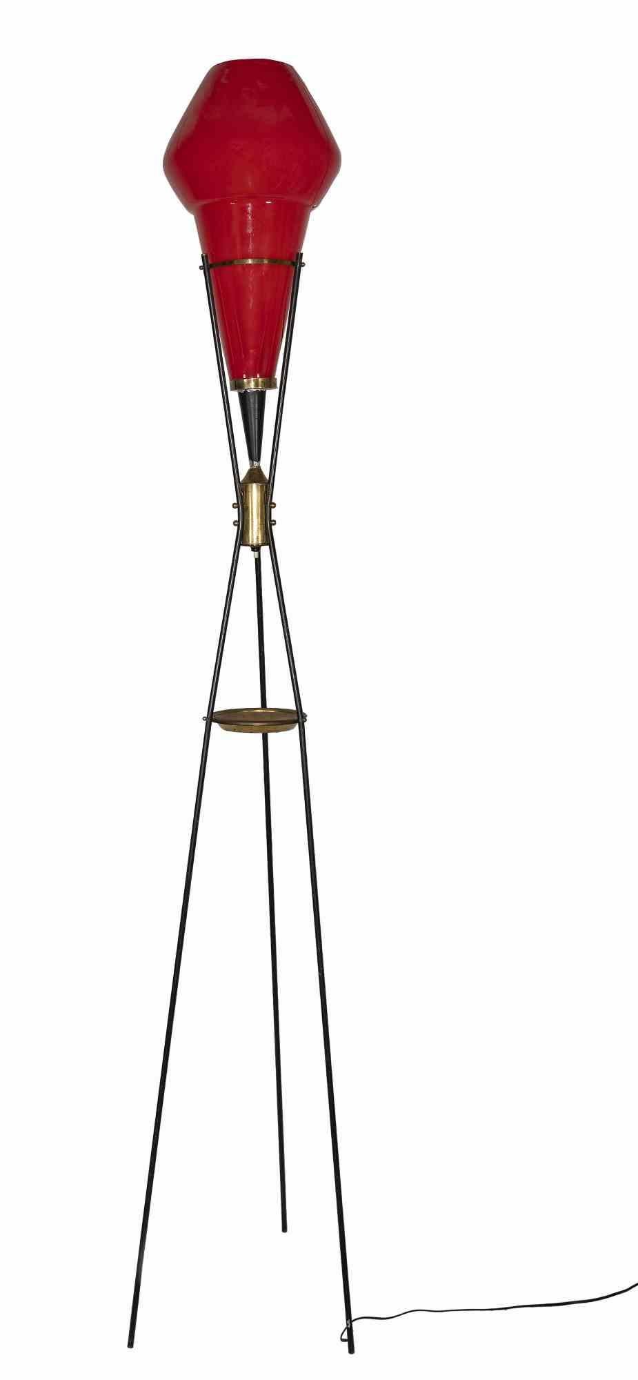 Le lampadaire rouge est une lampe de conception originale réalisée dans les années 1960 et attribuée à Vistosi.

Abat-jour en verre rouge, base en métal, laiton et marbre de forme ronde. Porte un cendrier en laiton sous l'abat-jour.

Etat neuf