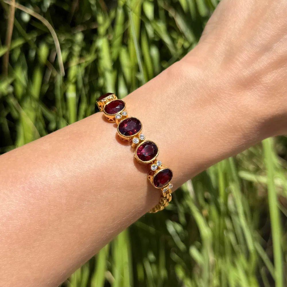 Pulsera vintage de oro con granate rojo y diamantes Modernista en venta