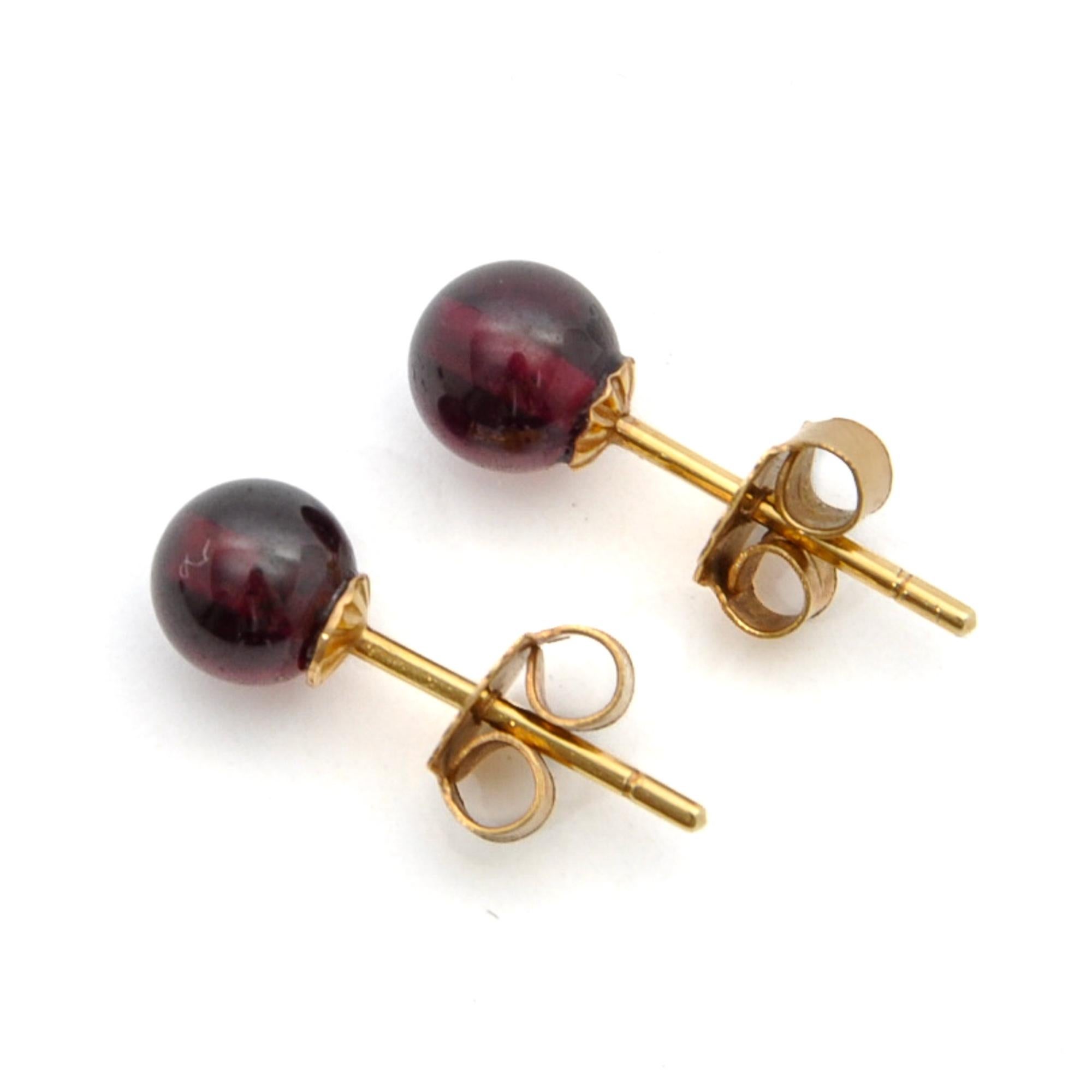 Vintage Red Garnet Bead and 14K Gold Stud Earrings In Good Condition For Sale In Rotterdam, NL