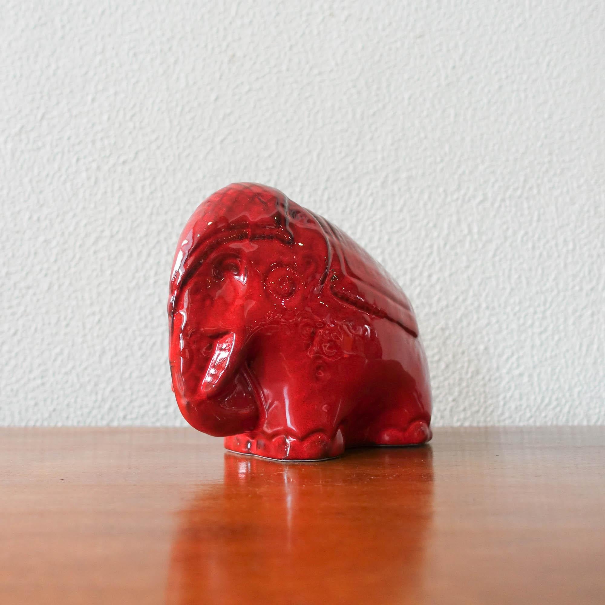 This ceramic elephant was designed and produced in Italy during the 1960's. In the style of Bitossi or Italica ARS, it is made of glazed ceramic in red color. In this monocolor pieces is the texture that pops-out. In original and good vintage