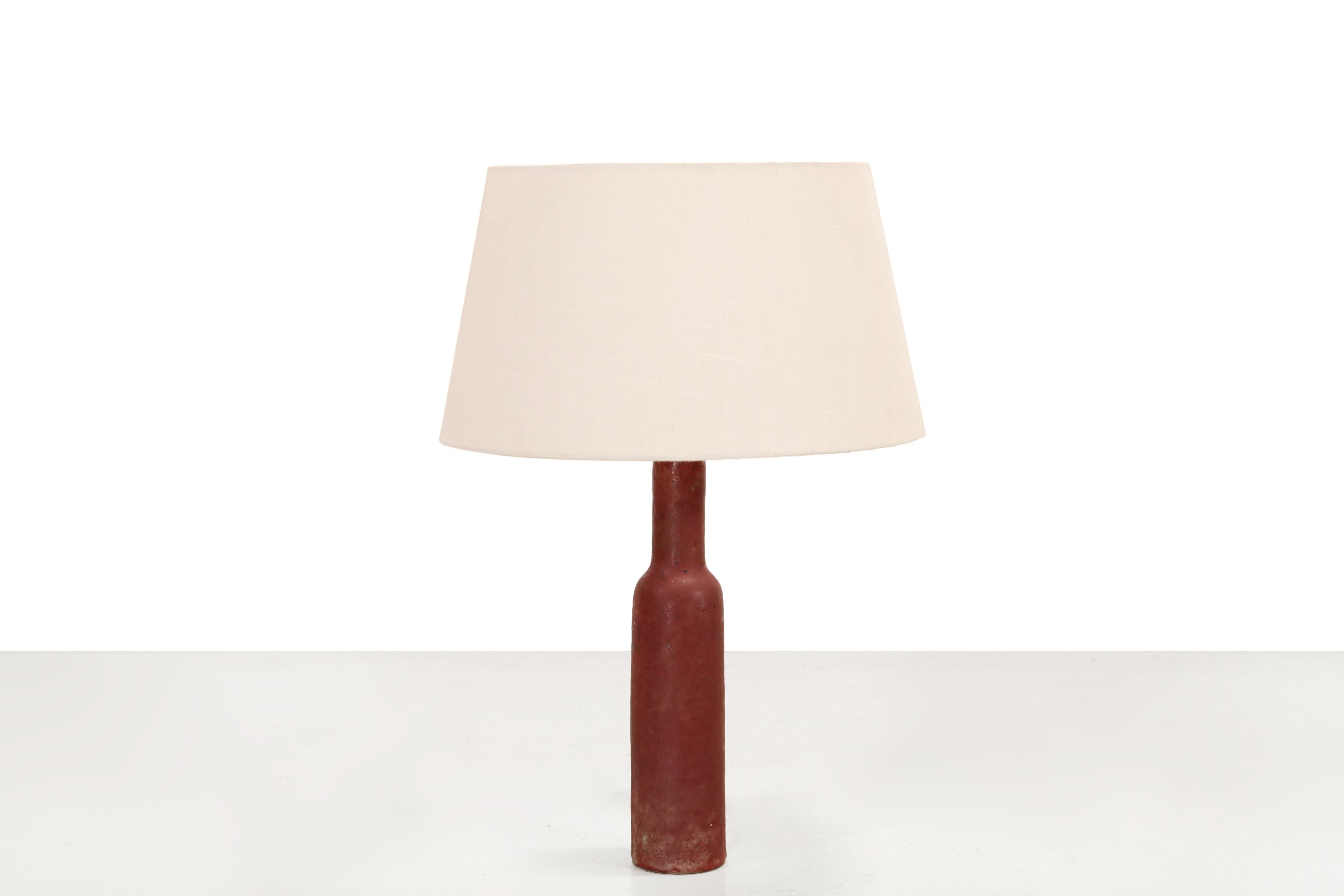 Beautiful vintage red glazed table lamp designed by Piet Knepper for Mobach. The lamp is 58 cm high in total and the shade has a diameter of 40 cm.
