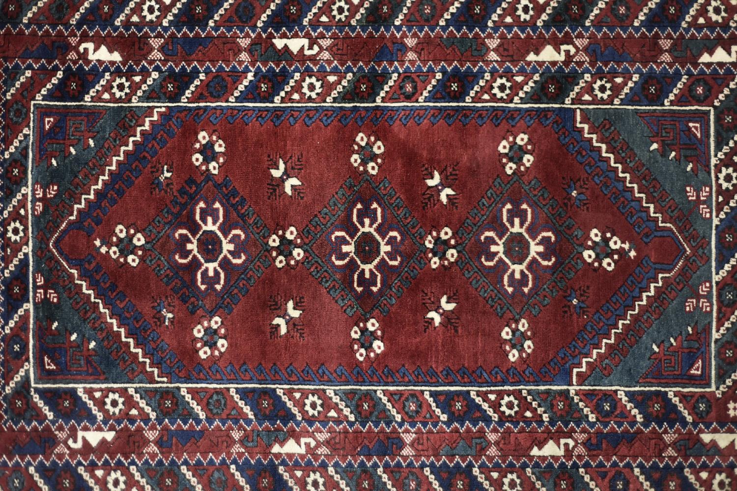 Roter handgewebter Orientteppich aus Afghanistan, 1970er Jahre (Moderne der Mitte des Jahrhunderts) im Angebot